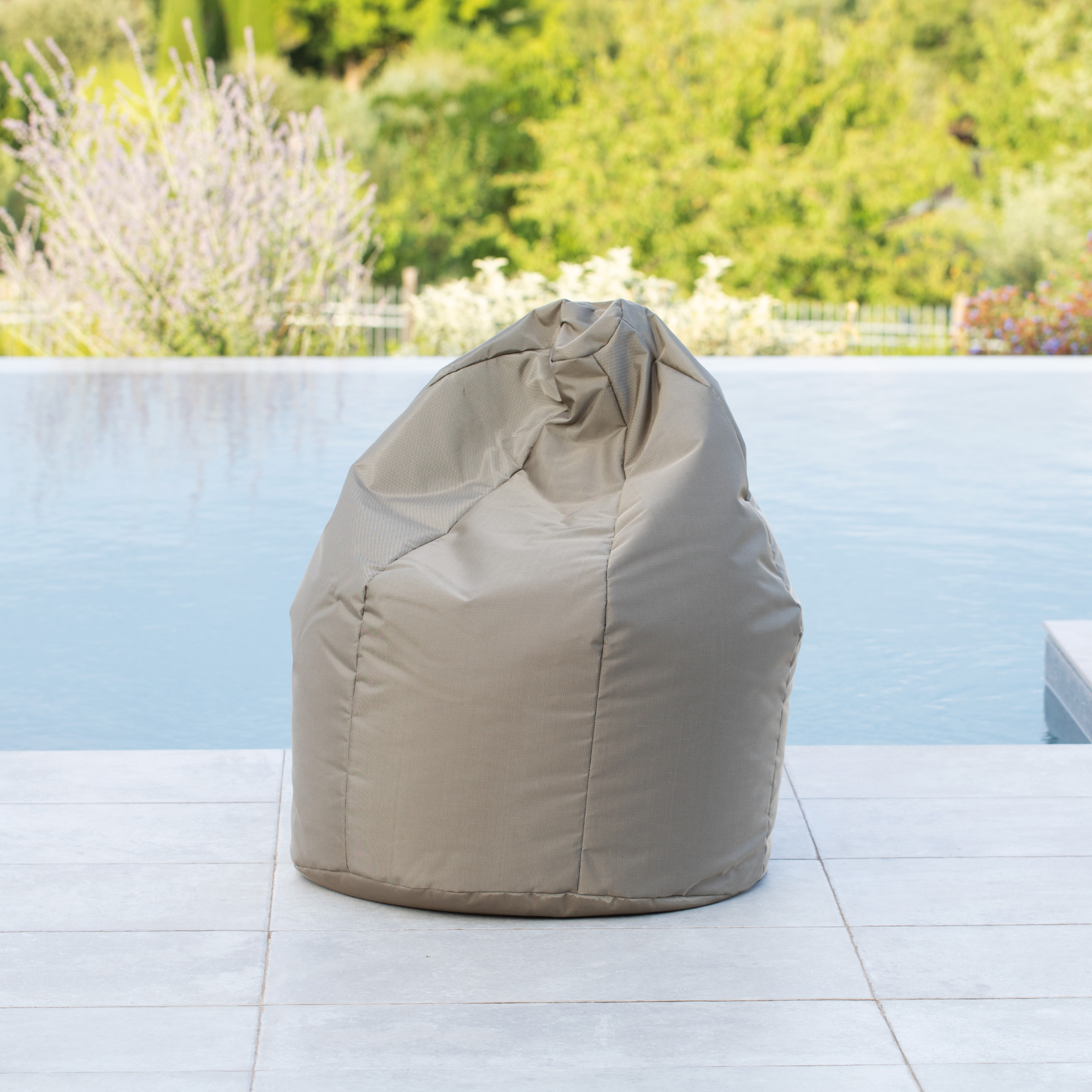 Waterproof padded bean bag for the garden, 70x70 cm, 50 cm high.