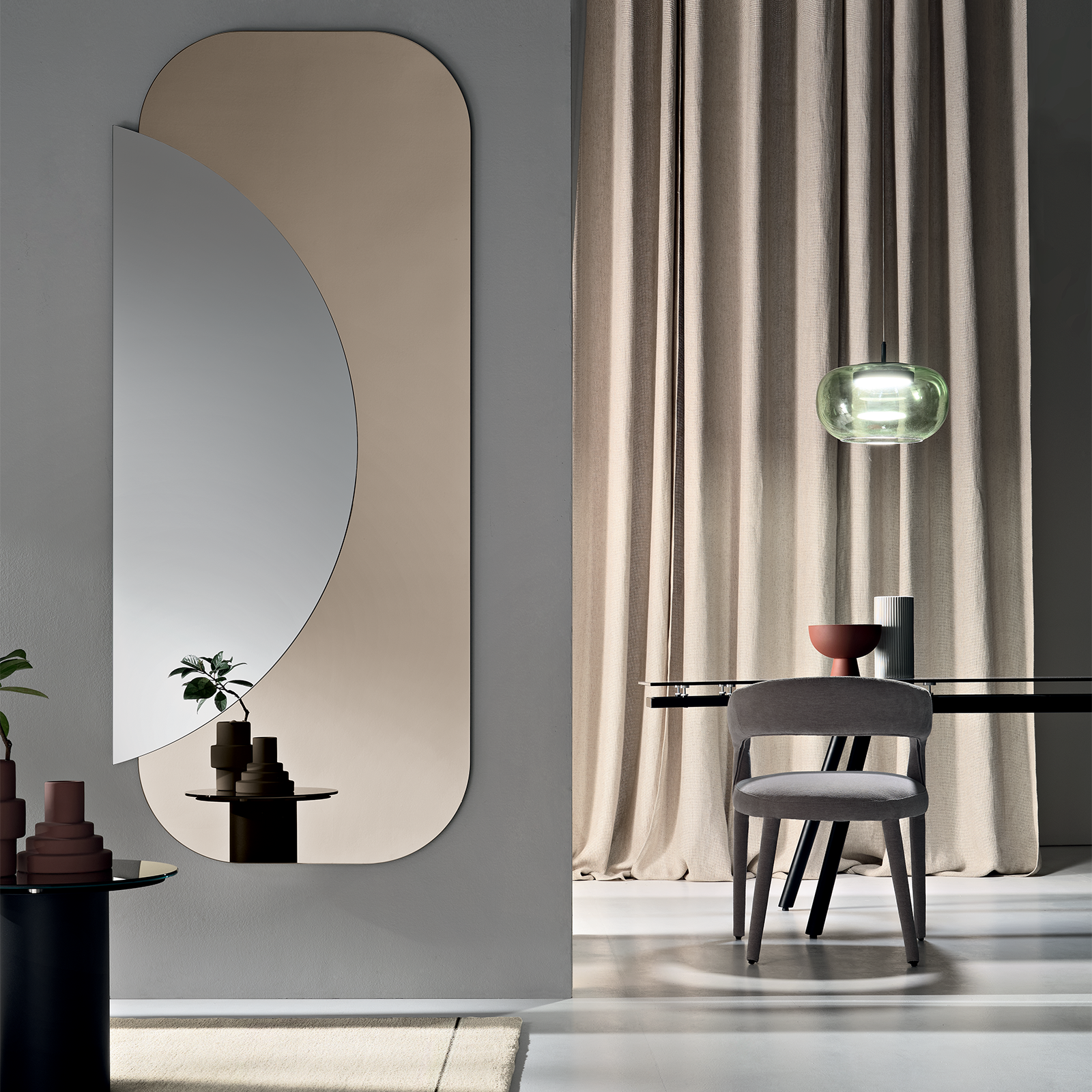 "Adapt" mirror made up of two overlapping shaped plates for any furnishing style