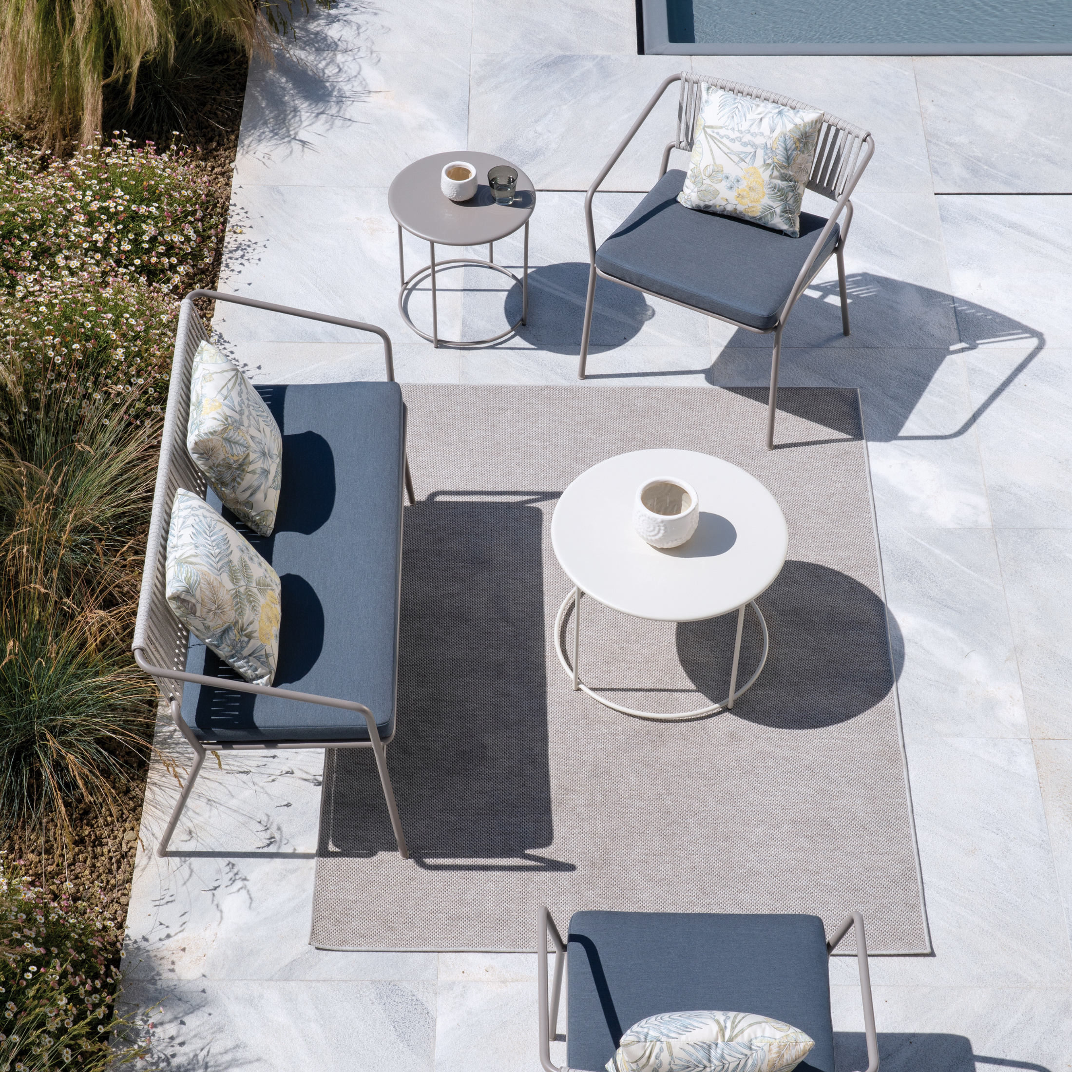 "Daisy" round metal coffee table for the garden, height 45 cm