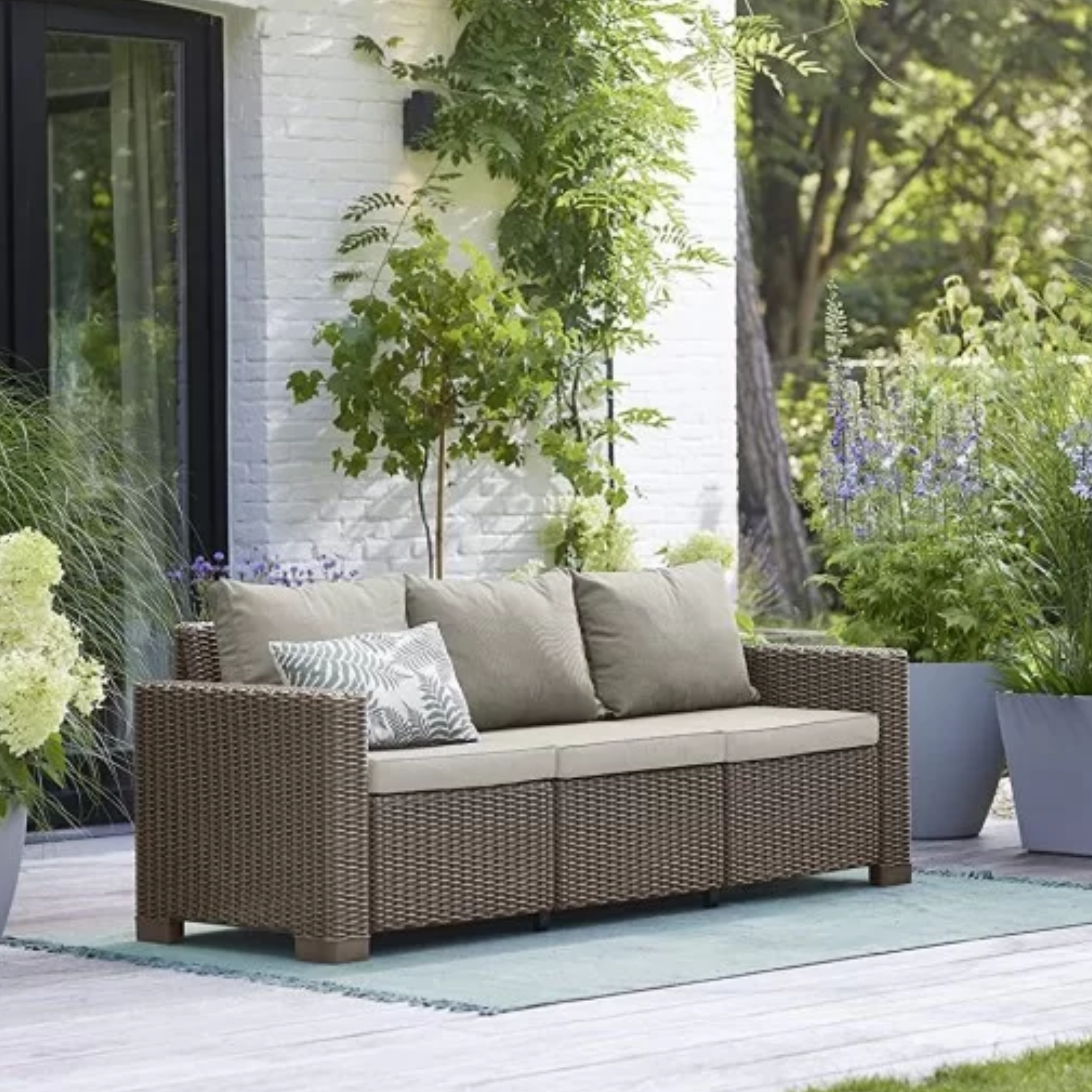 "California" 3-seater garden sofa in rattan-effect resin with cushions, 198x68 cm, 71.5 cm high