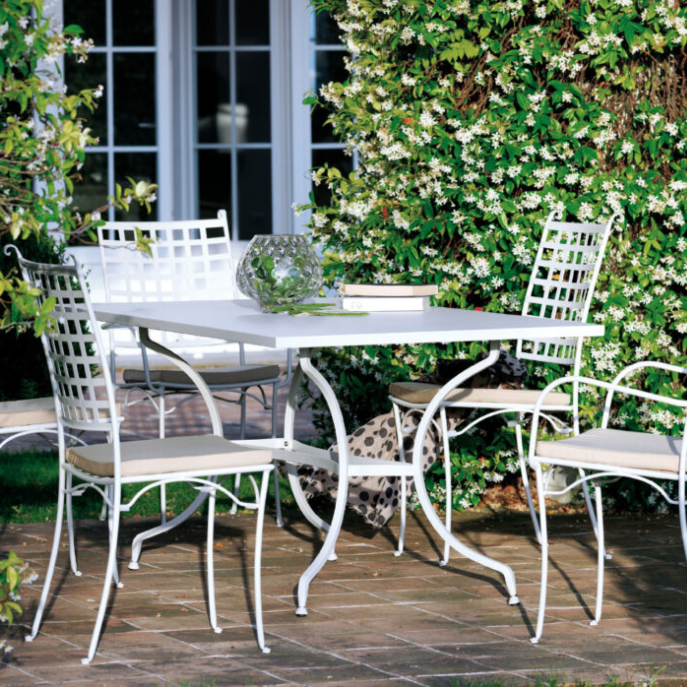 Set of modern stackable "Tosca" painted metal garden chairs, 45x58 cm, 100 cm high