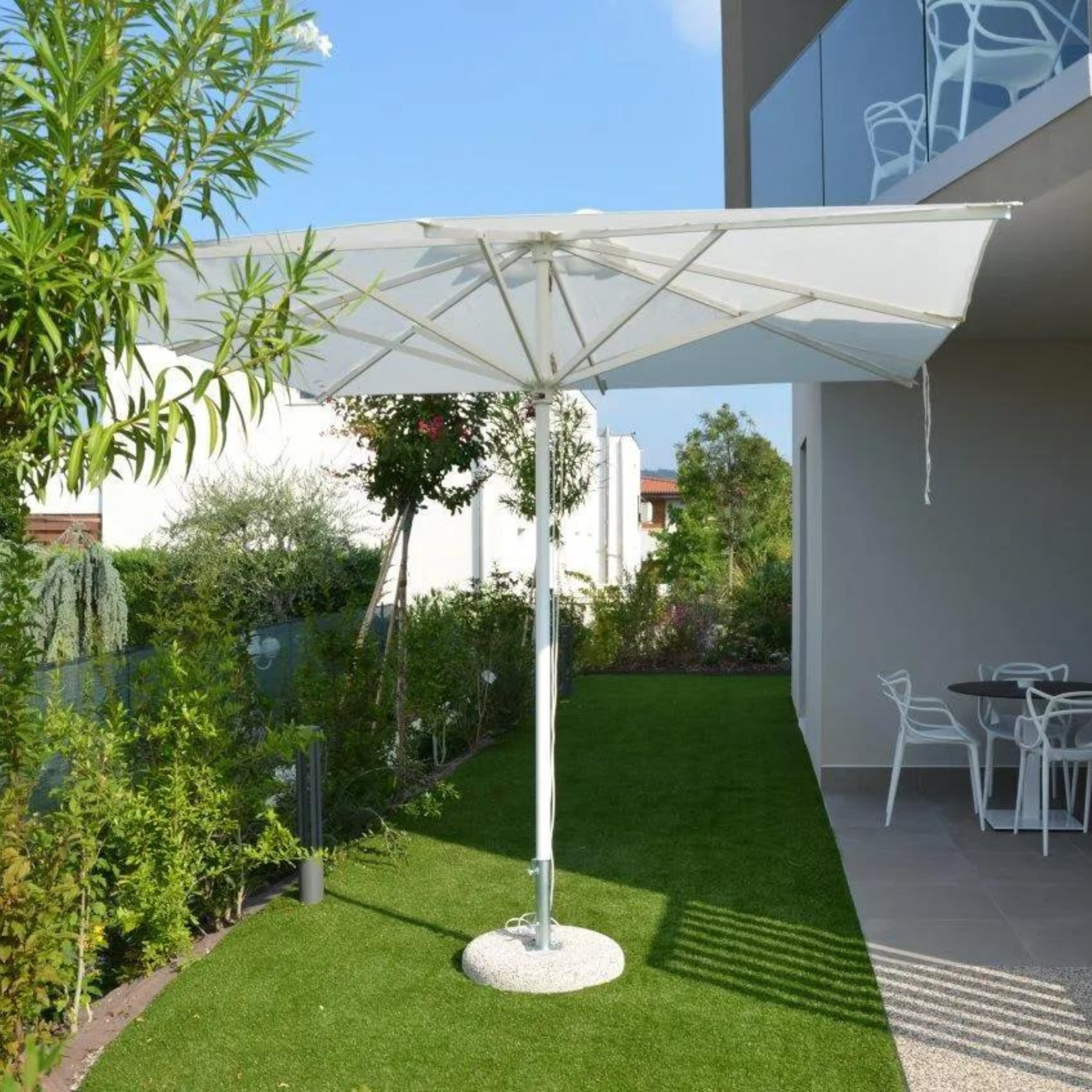 Modern "Corallo Classic" umbrella with white central pole