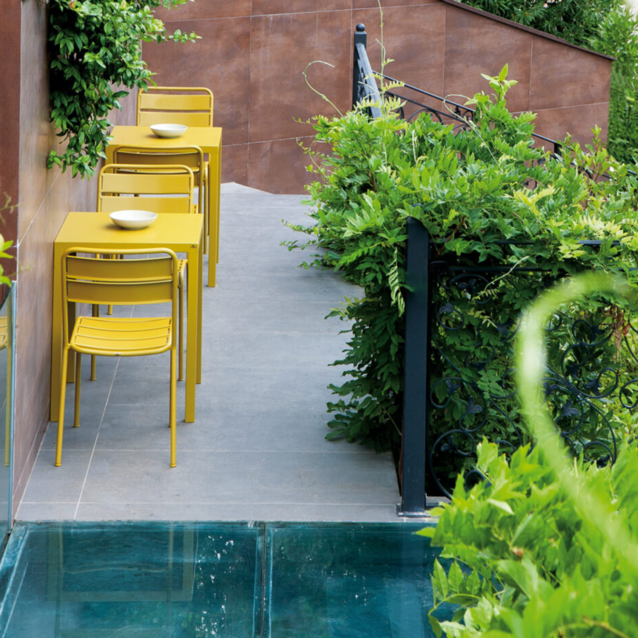 Set of modern and stackable "Twist" painted metal garden chairs, 45x57 cm, 86 cm high.