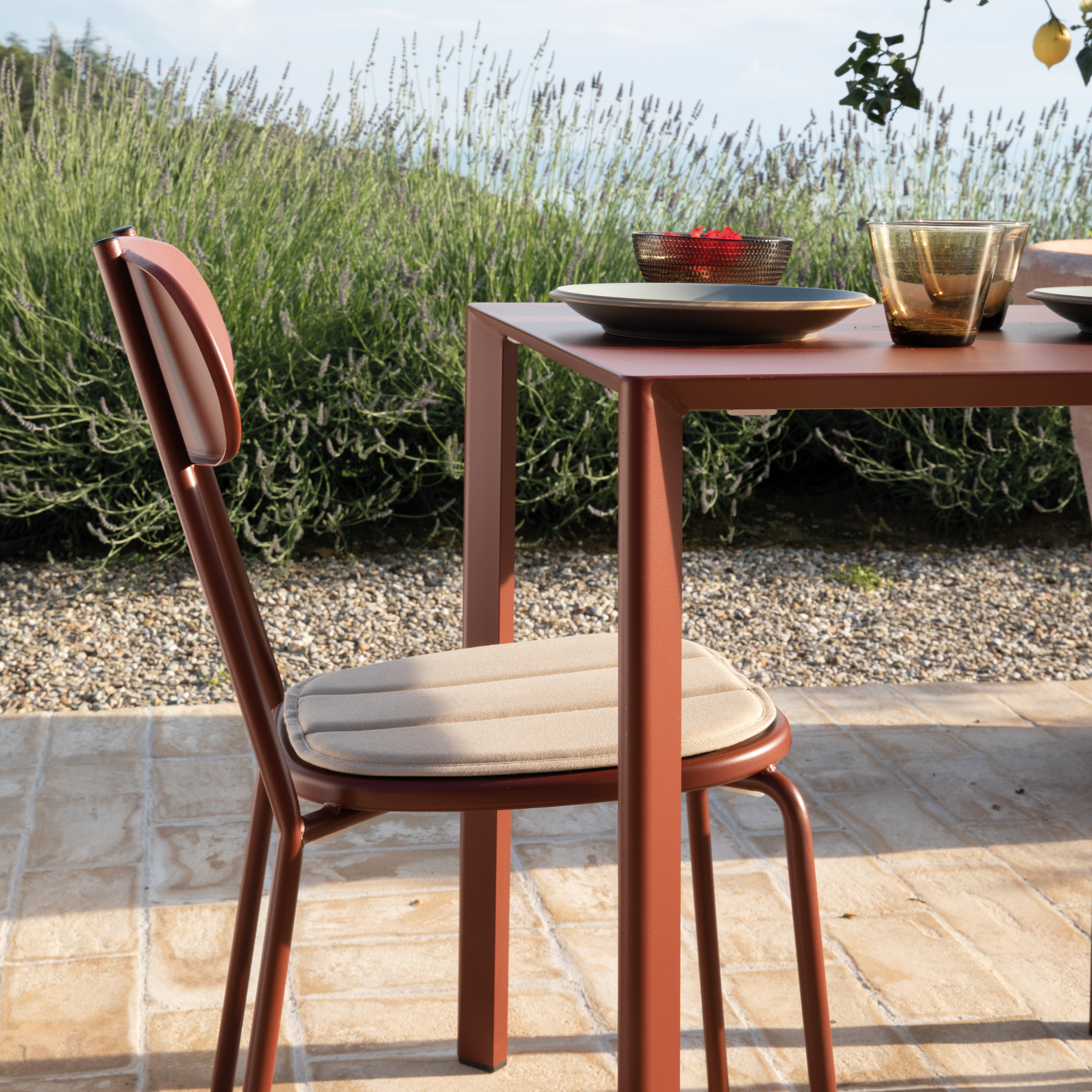 Set of stackable "Fox" garden chairs in painted metal, 45x53 cm, 84h