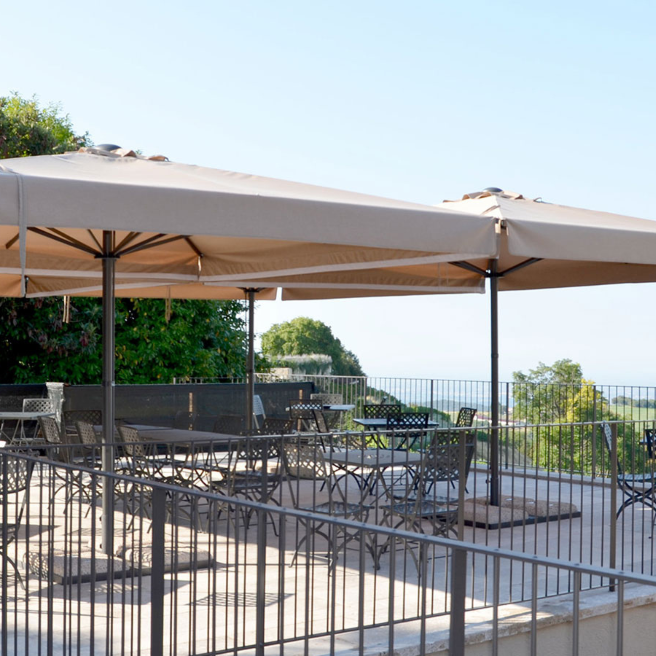 Modern ecru "Platino Basic" garden umbrella with anthracite telescopic central pole