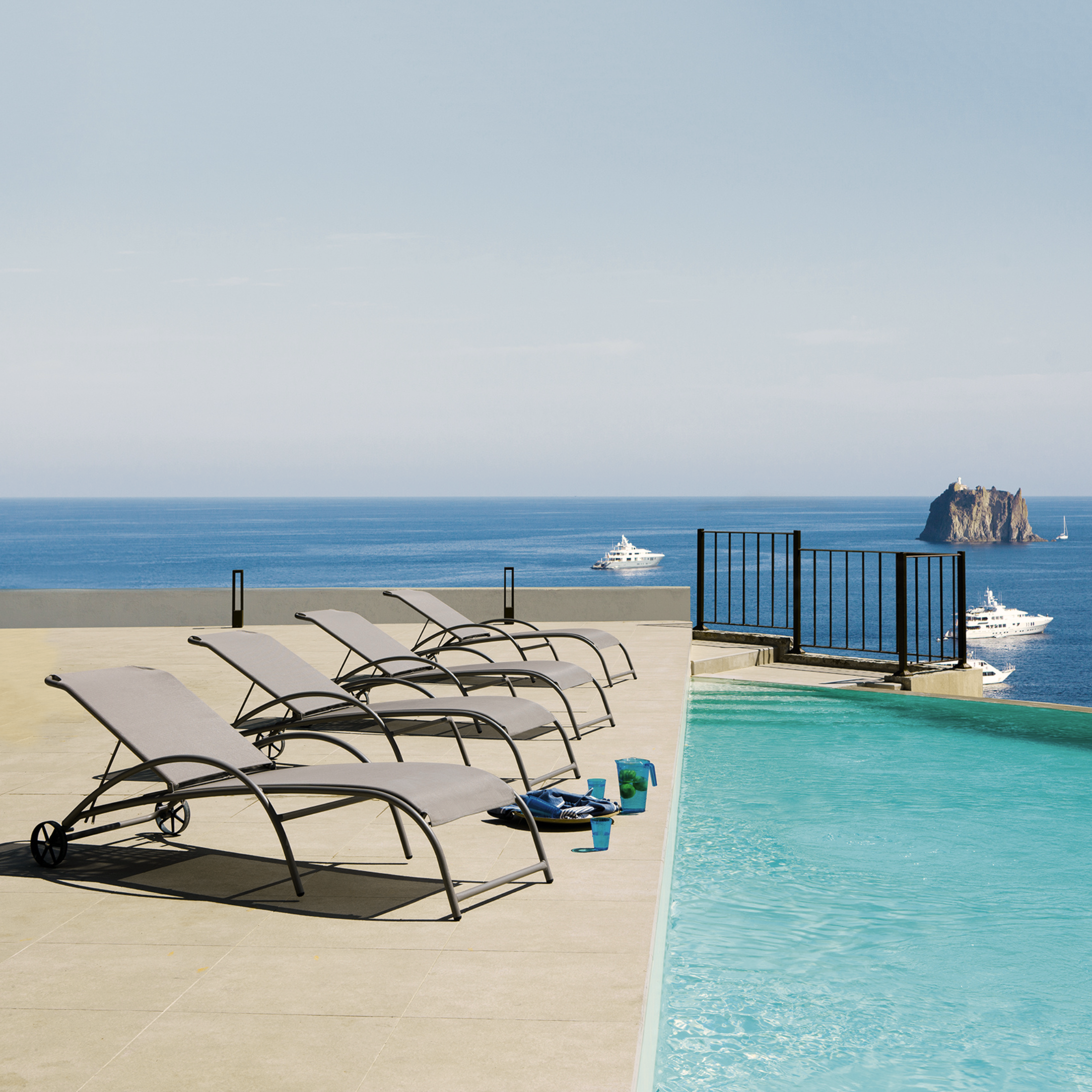 Set of 2 "Park" garden sun loungers in fabric and aluminium, 188x63 cm, 86 cm high