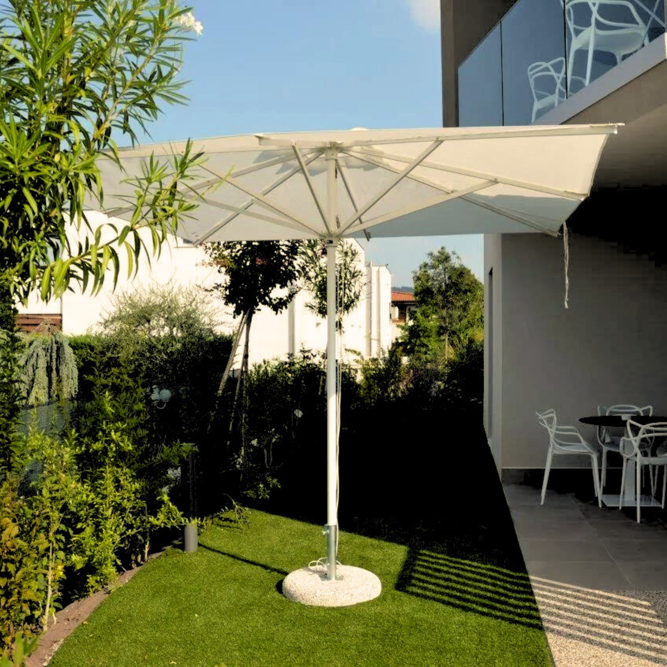 Modern "Corallo Classic" umbrella with white central pole