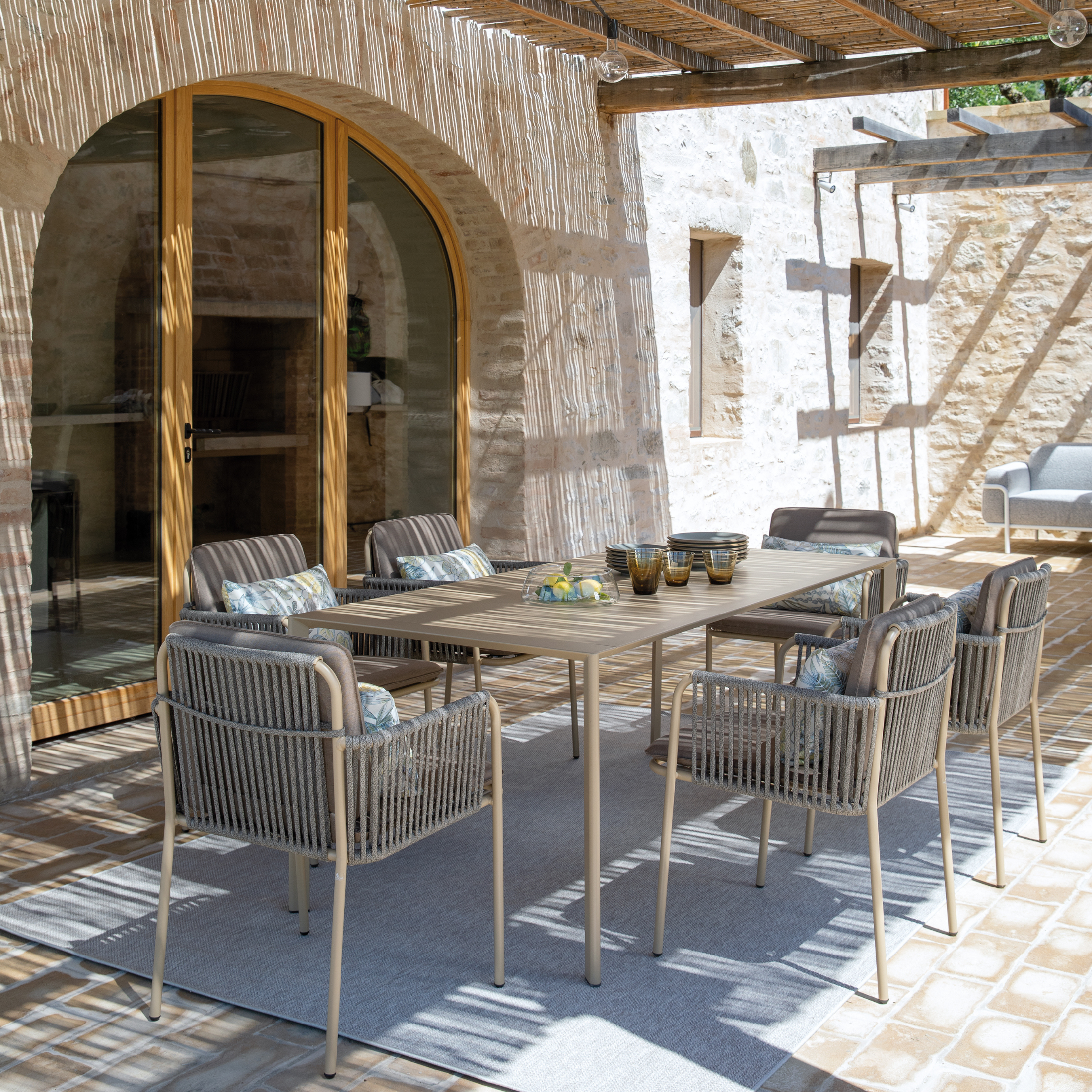 Set of 2 stackable lounge chairs with "Key West" rope cushion and backrest