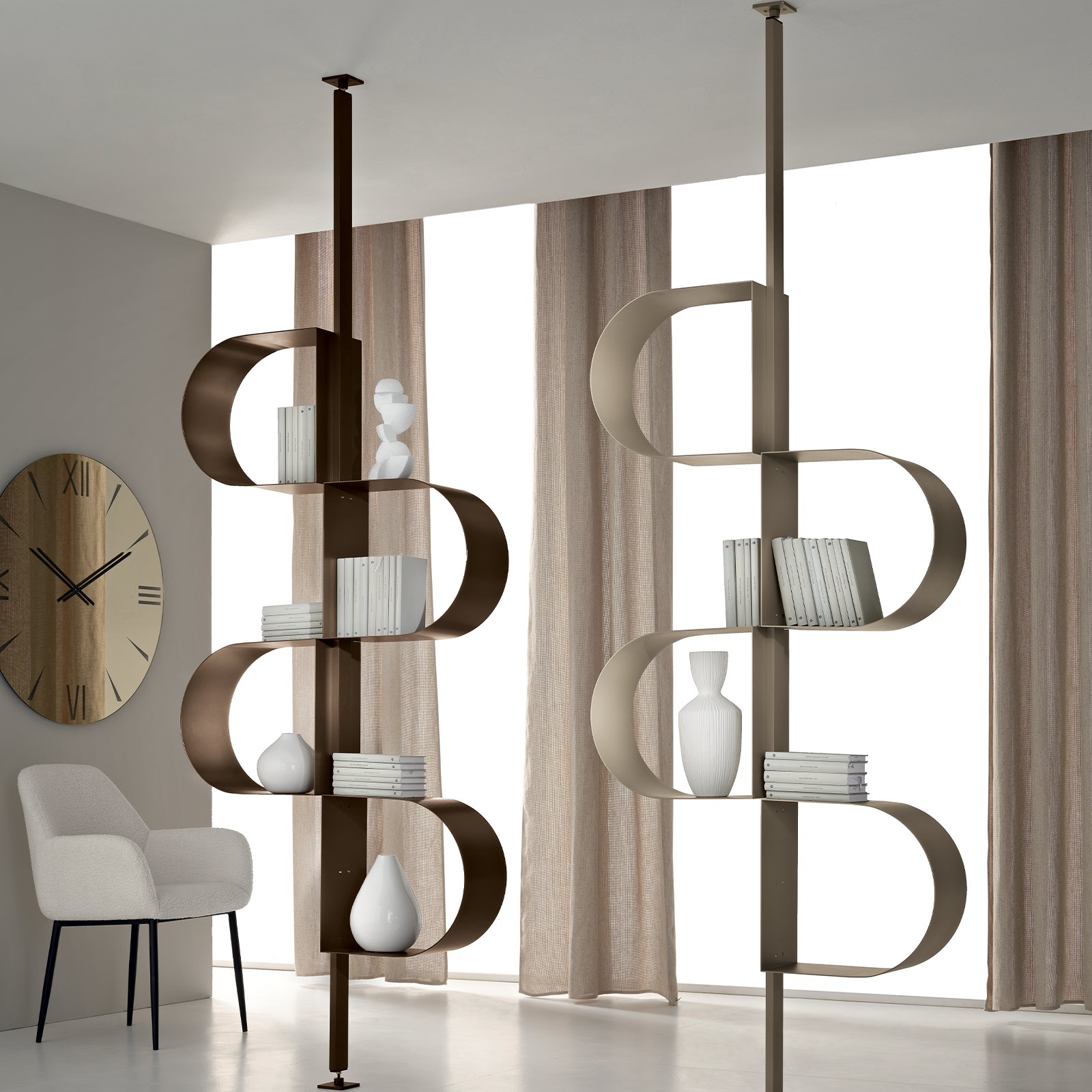 "Trama" vertical bookcase in painted metal with adjustable foot for ceiling mounting