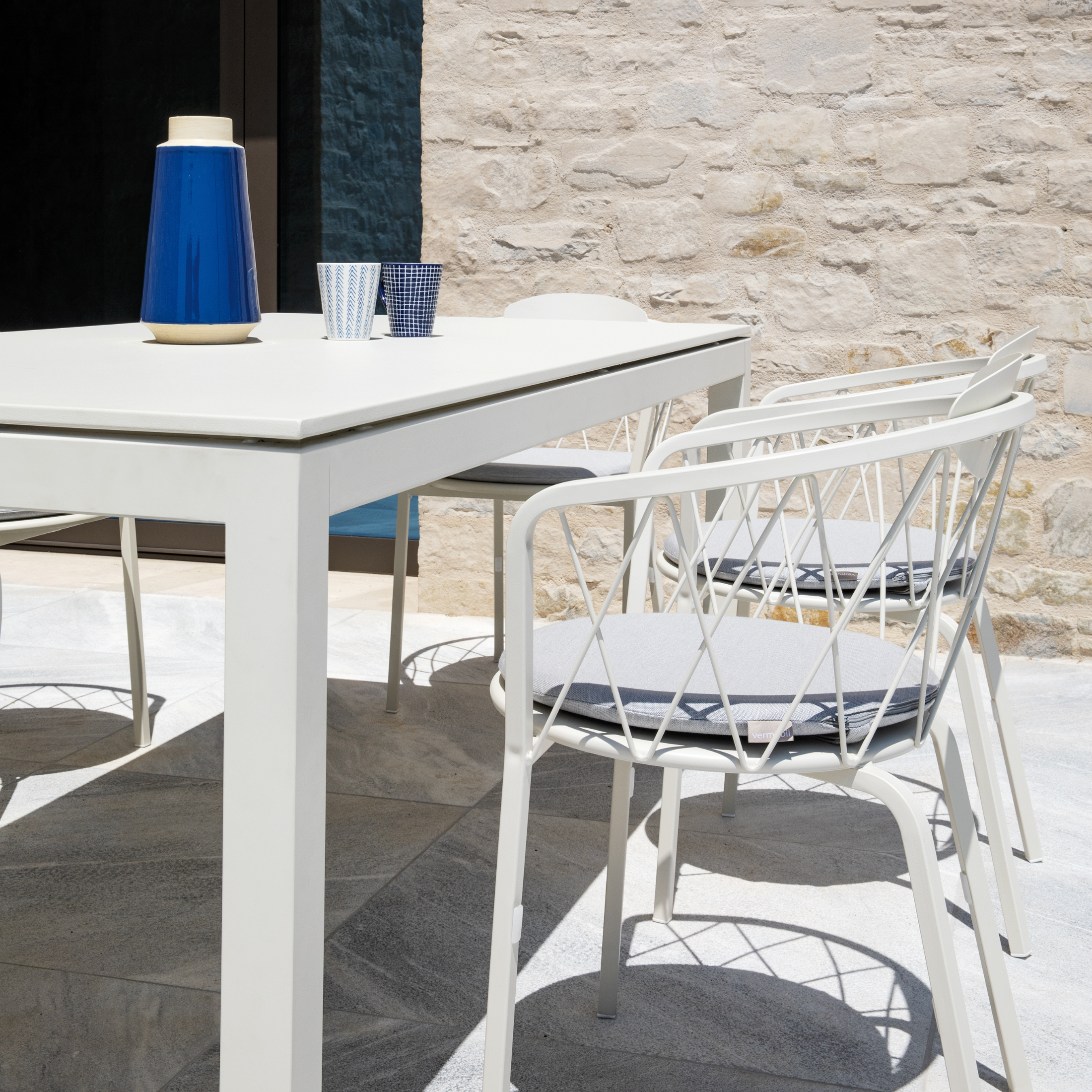 Extendable "Extia" painted metal garden table for modern use