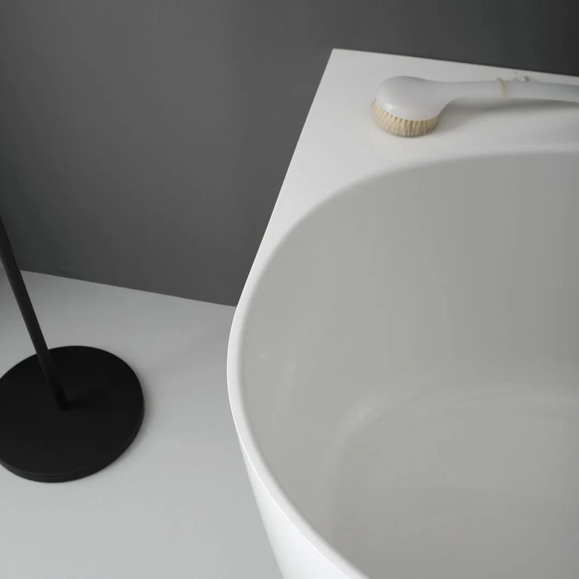 "Siena" oval wall-mounted bathtub in marble resin, 158x86 cm, 58 cm high