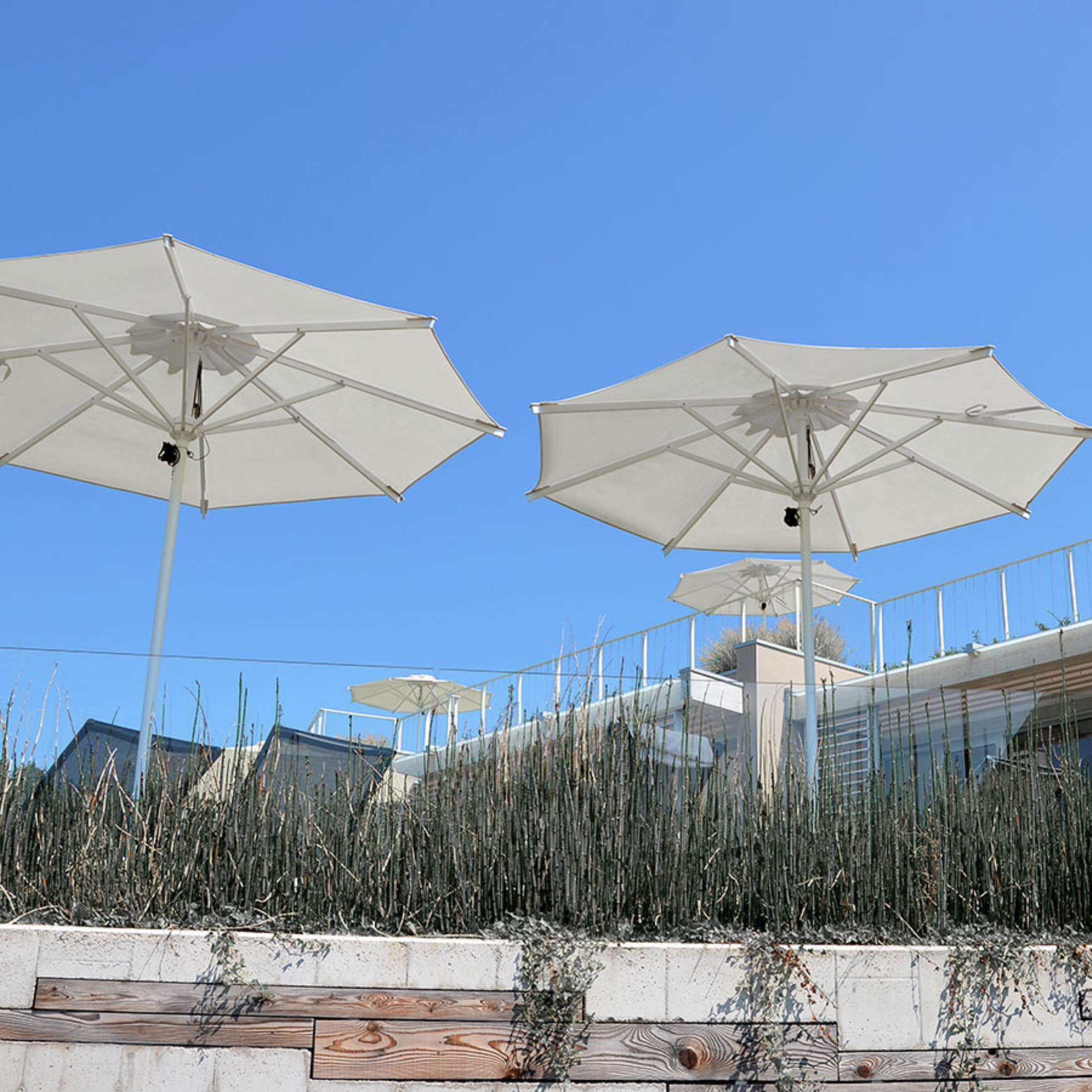 Modern "Zaffiro Classic" umbrella with white central pole