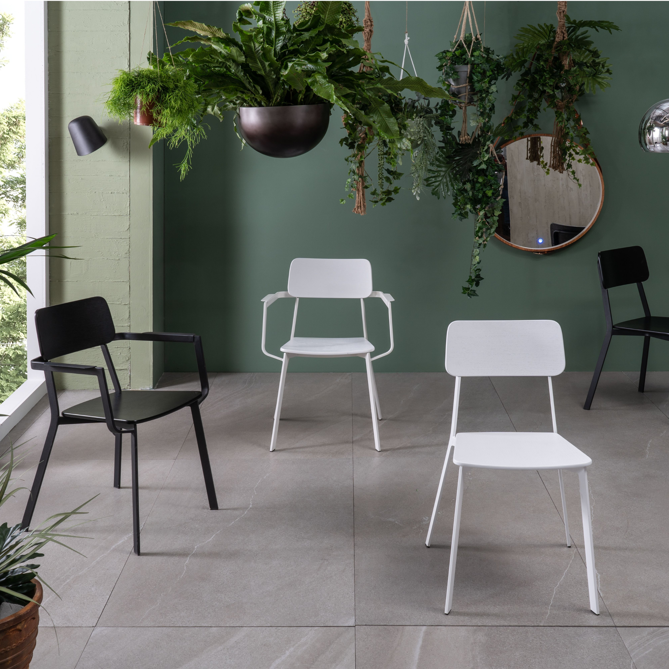 Set of modern white chairs in lacquered wood "Estia" with armrests and metal frame cm 51.5x61 82h