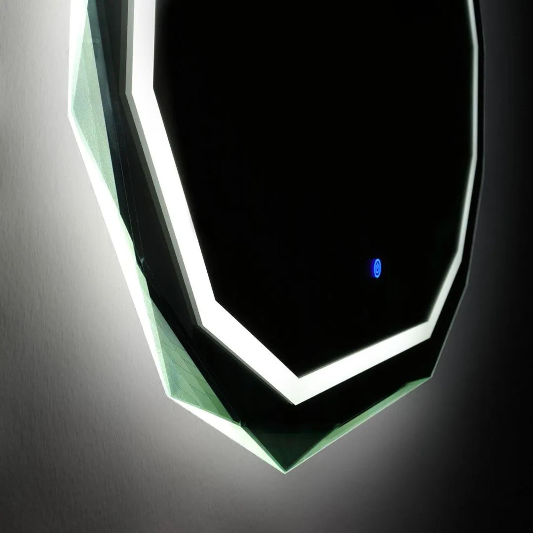 "Horizonte" LED mirror with faceted and illuminated edge