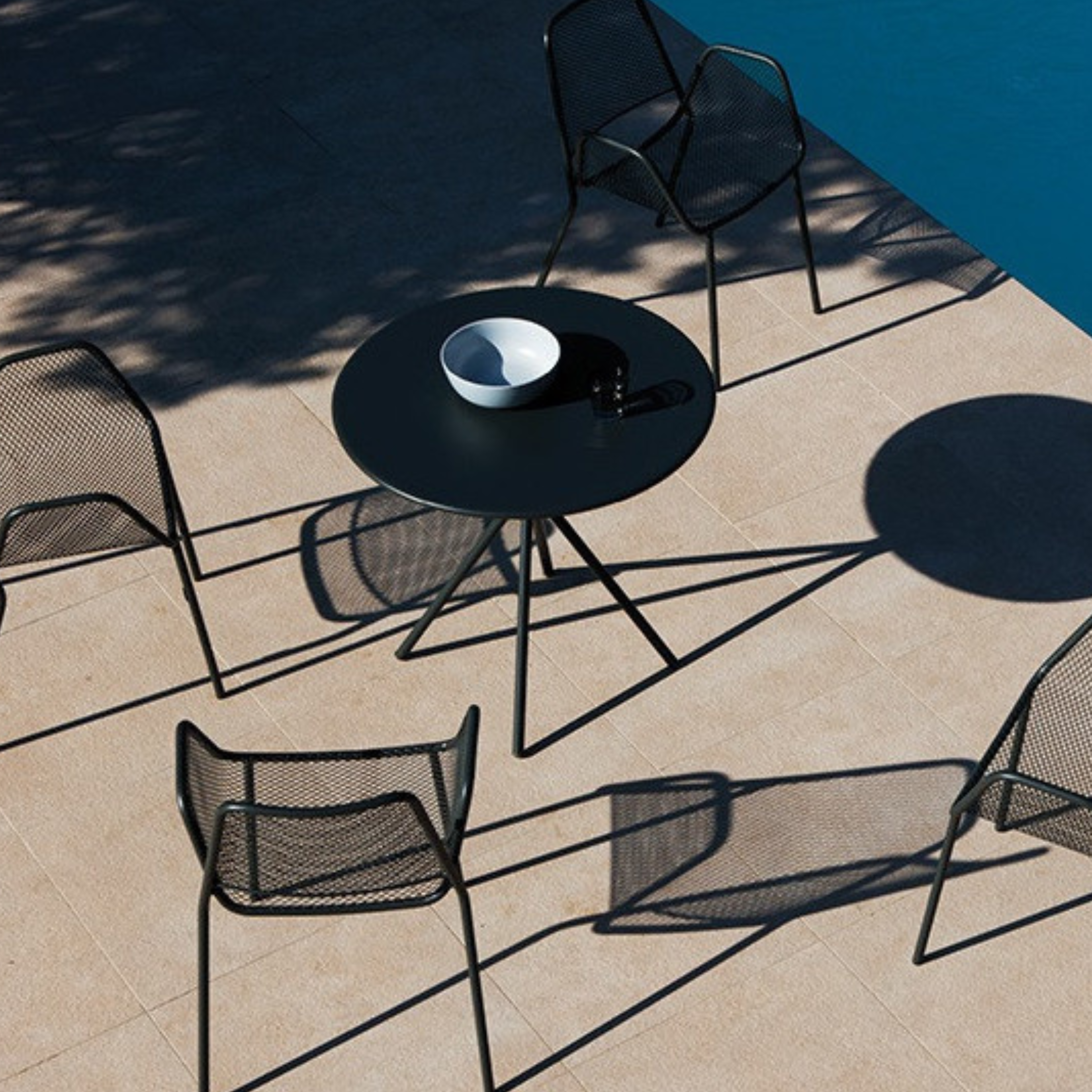 Twist15 round galvanized metal garden table, 75 cm high, can be dismantled.