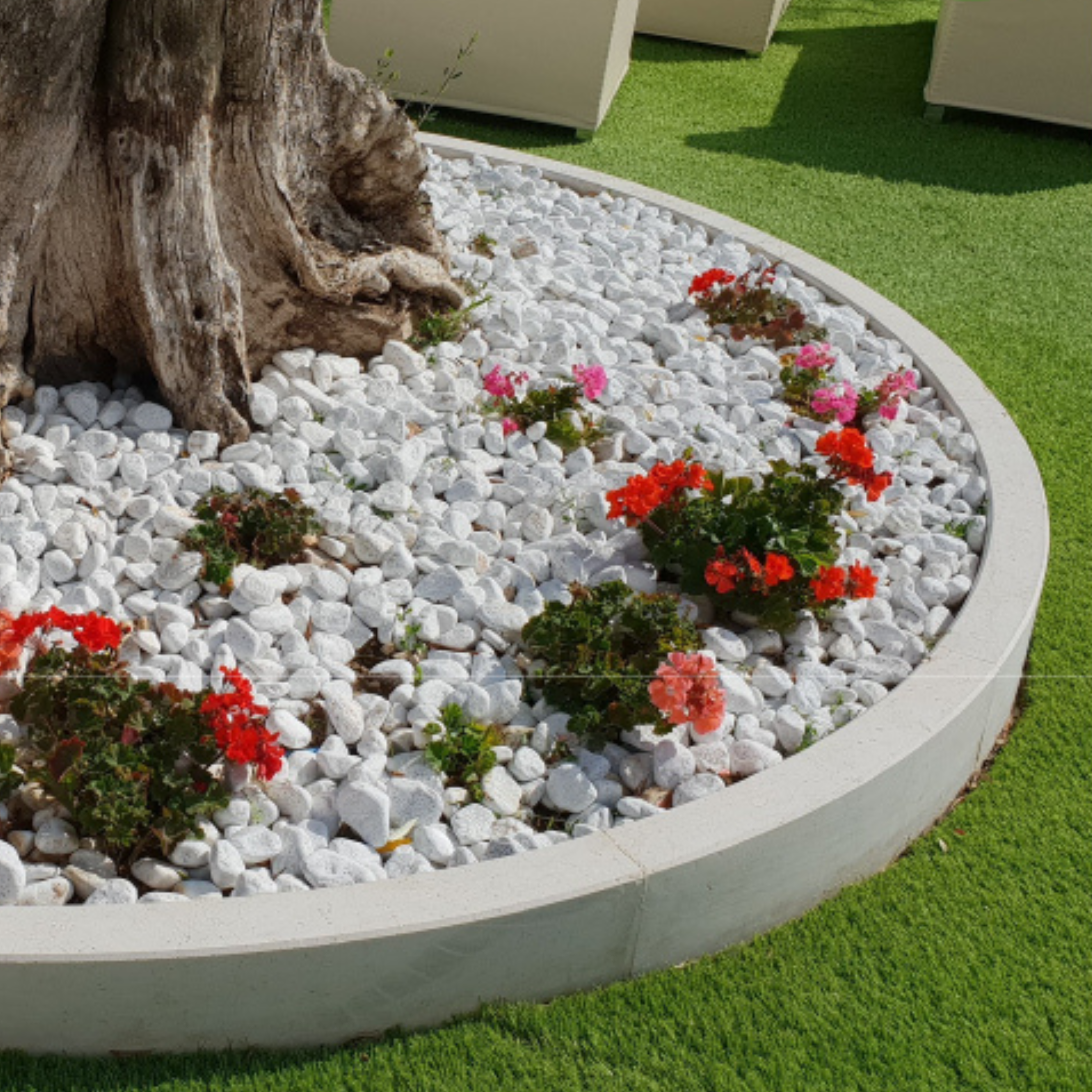 White Carrara marble pebbles for garden decoration in 20 kg bags