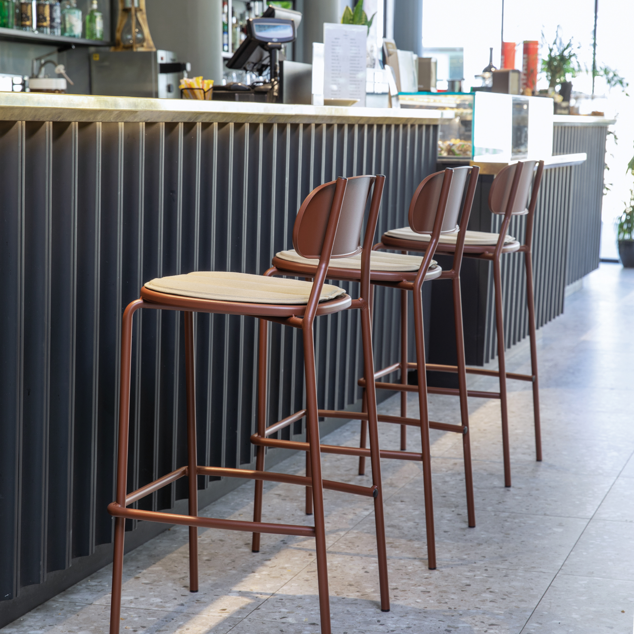 Set of stackable "Fox" garden stools in painted metal, 48x50 cm, 98h