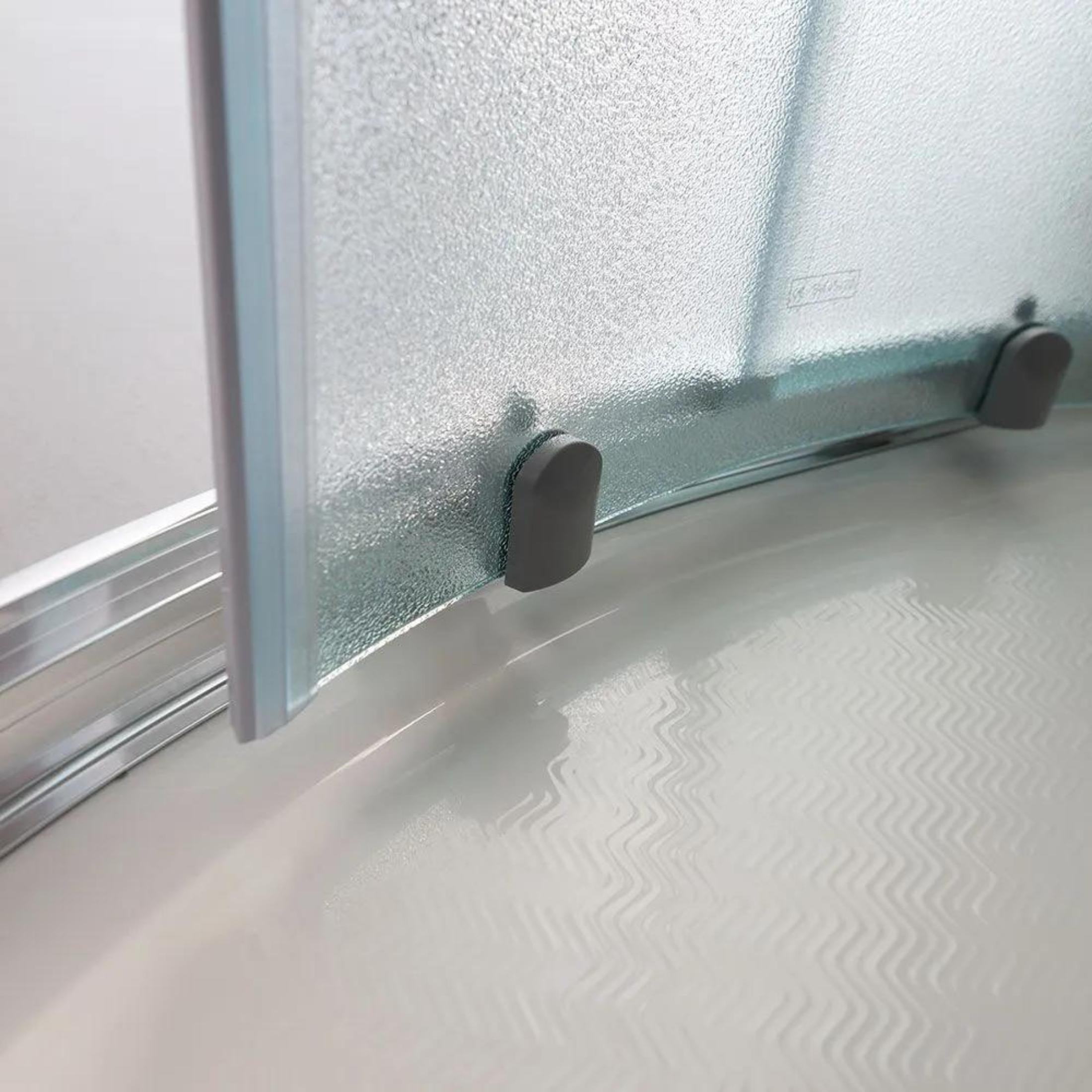 Semicircular "Genova" shower enclosure with two sliding doors in tempered glass, 185 cm high.