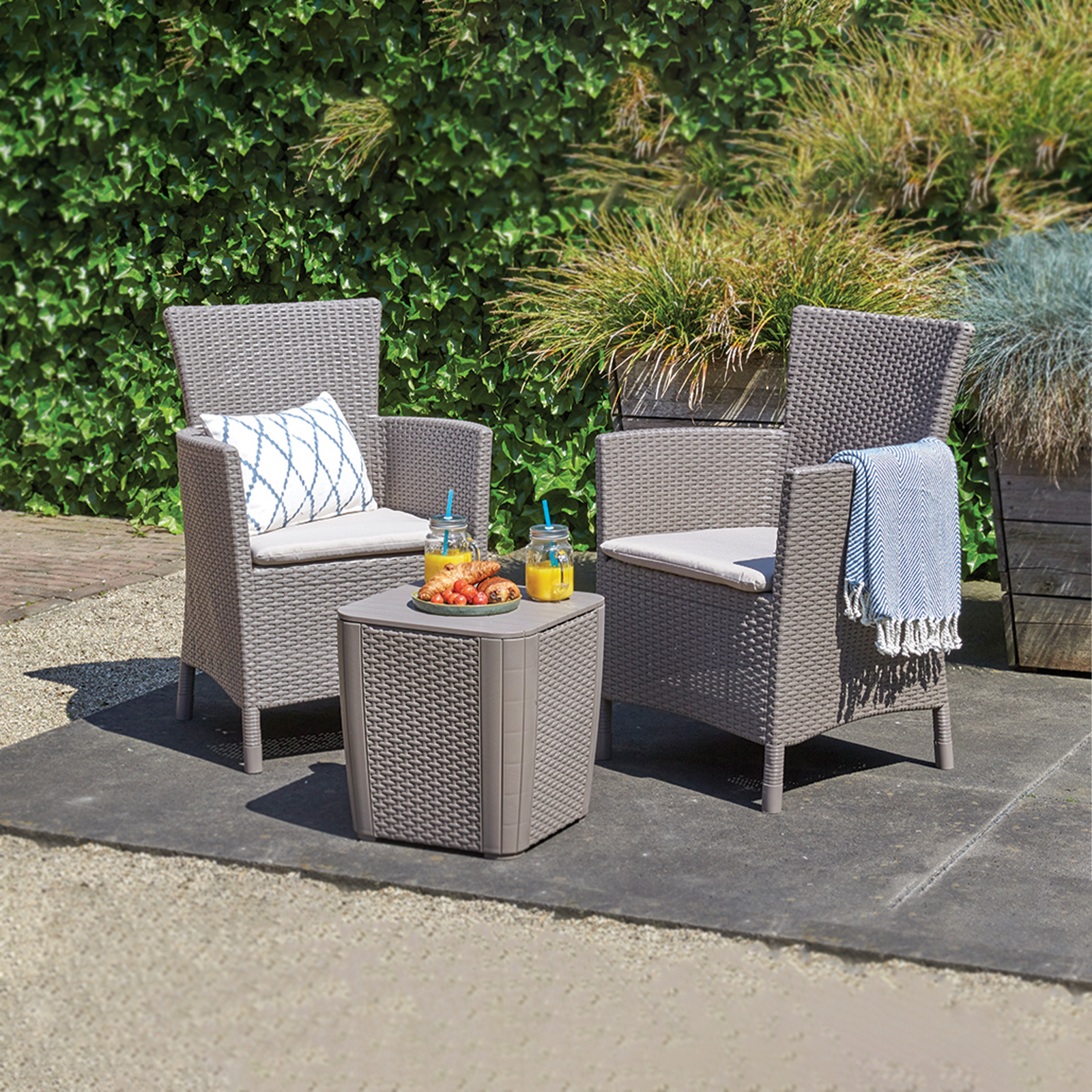 "Iowa Balcony" garden lounge set in rattan resin, coffee table + 2 armchairs with cushions
