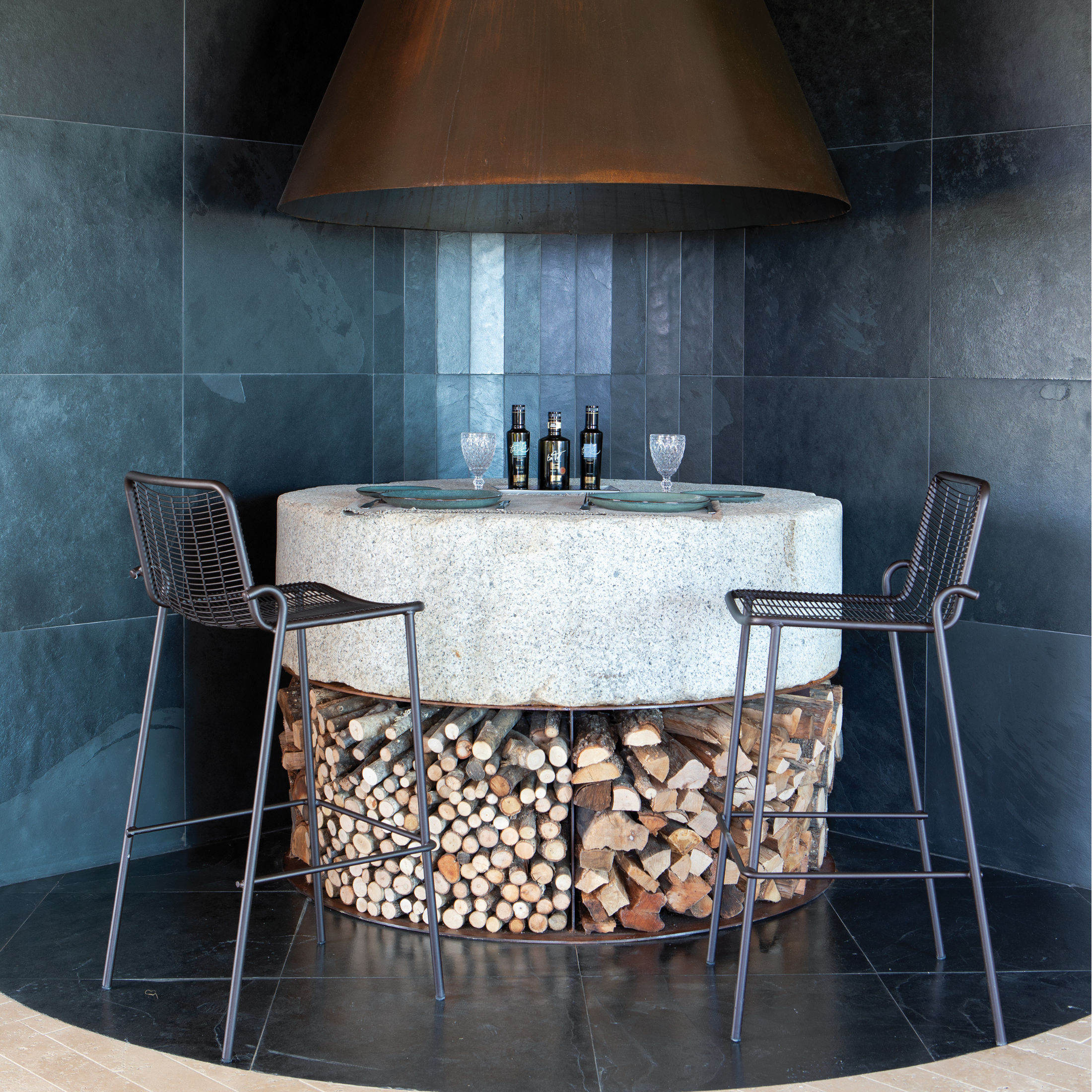 Set of "Roma" stackable painted metal garden stools, 50x52 cm, 100 cm high.