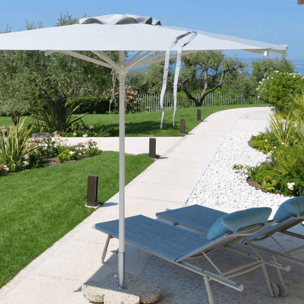 Ombrellone moderno "Zaffiro Classic" con palo centrale bianco - MondoViro