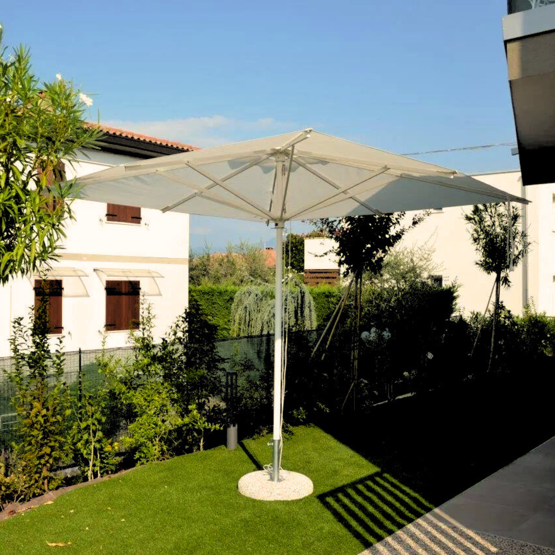 Modern "Corallo Classic" umbrella with white central pole