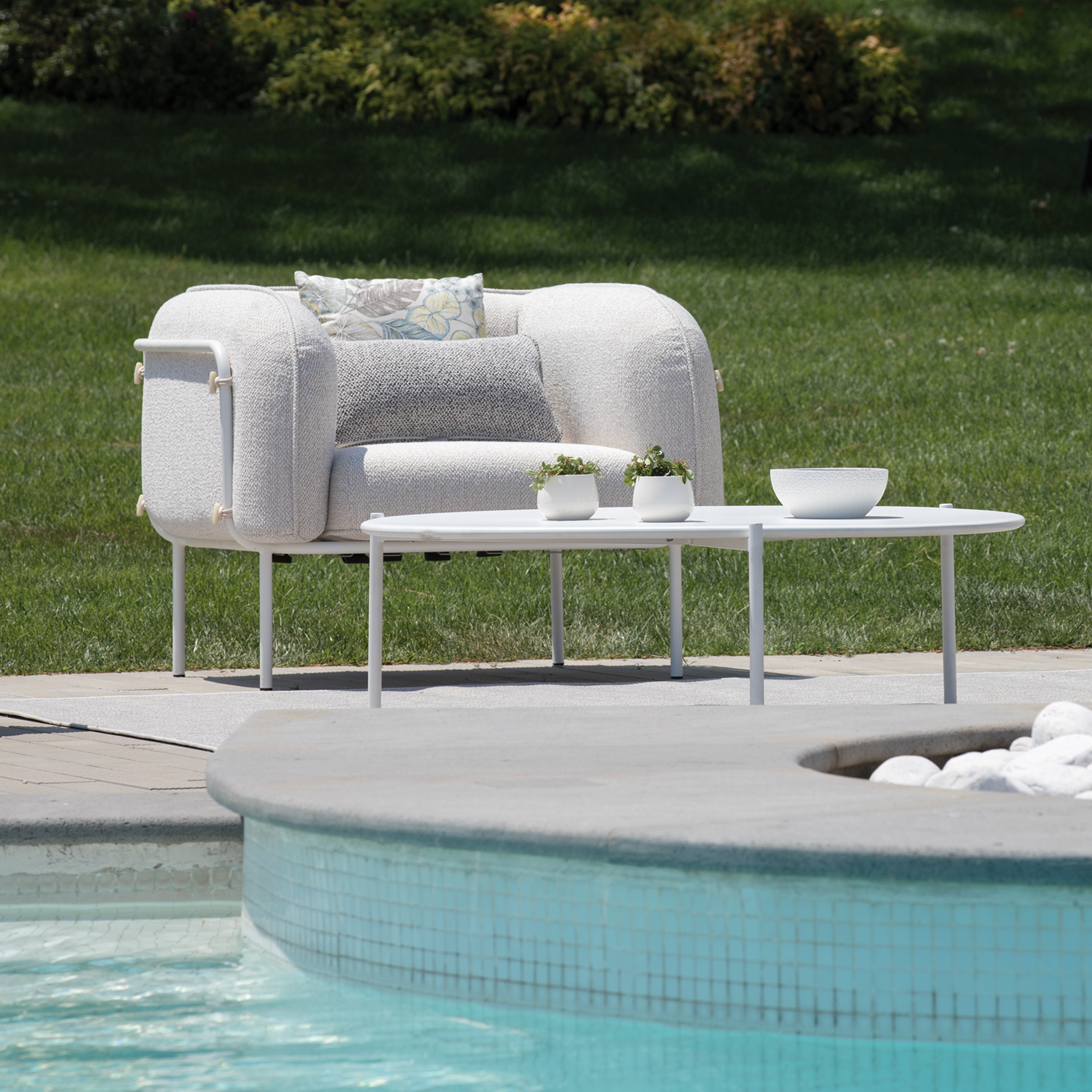 "Alamari" armchair in removable waterproof fabric, metal frame, 95x87 cm, 74h