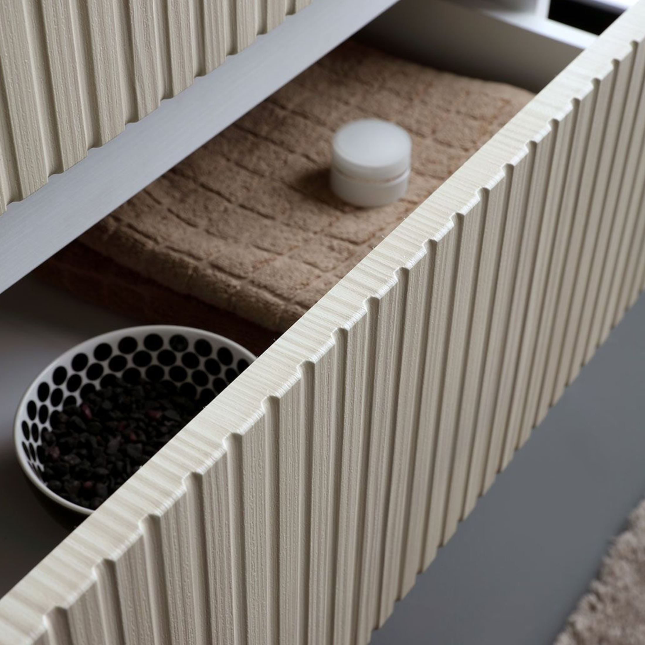 "Santorini" wall-hung bathroom cabinet, 80 cm, white and oak, with ribbed front and ceramic sink