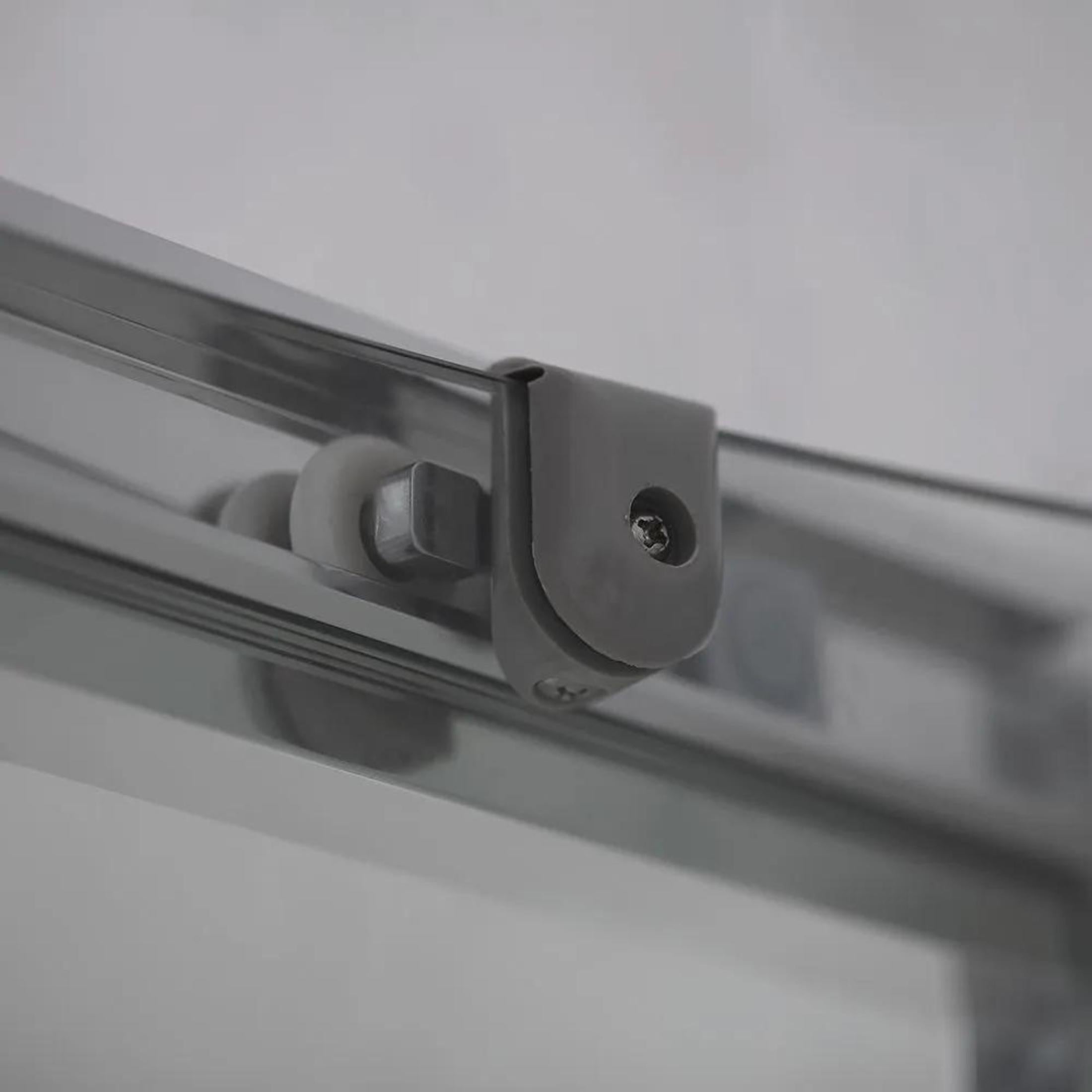 Semicircular shower enclosure with "Ferrara Two" sliding doors in tempered glass, 195 cm high.