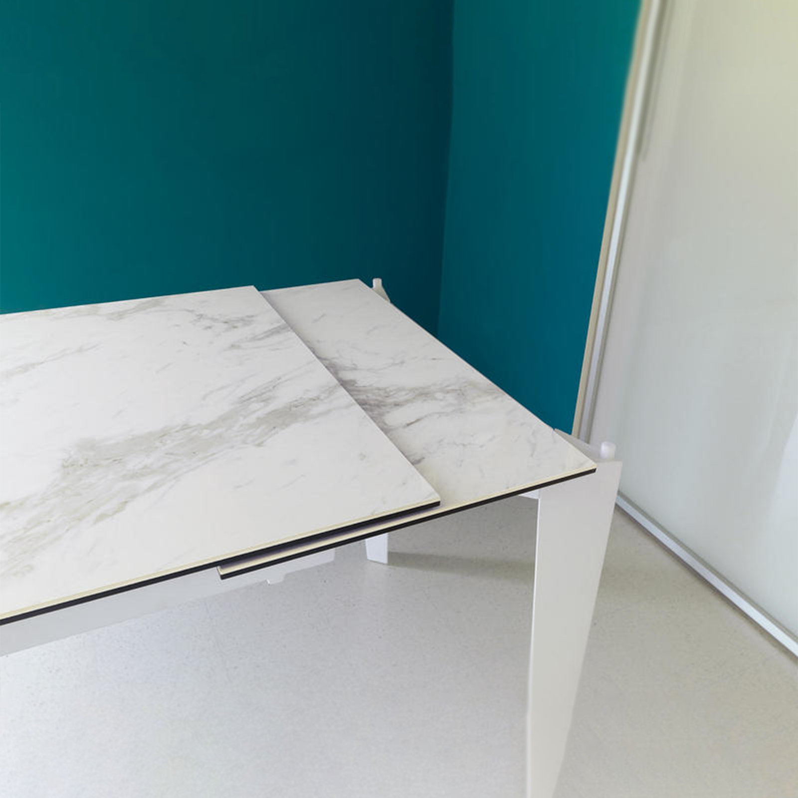 Modern extendable "Fast" table with ceramic top on tempered glass