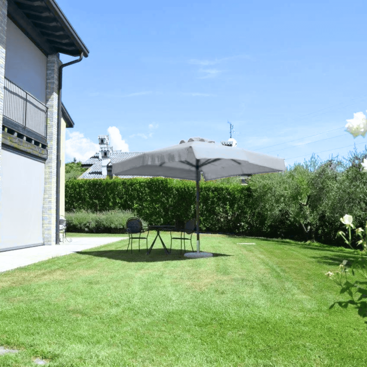 Ombrellone moderno "Corallo Glamour" con palo centrale effetto rovere - MondoViro