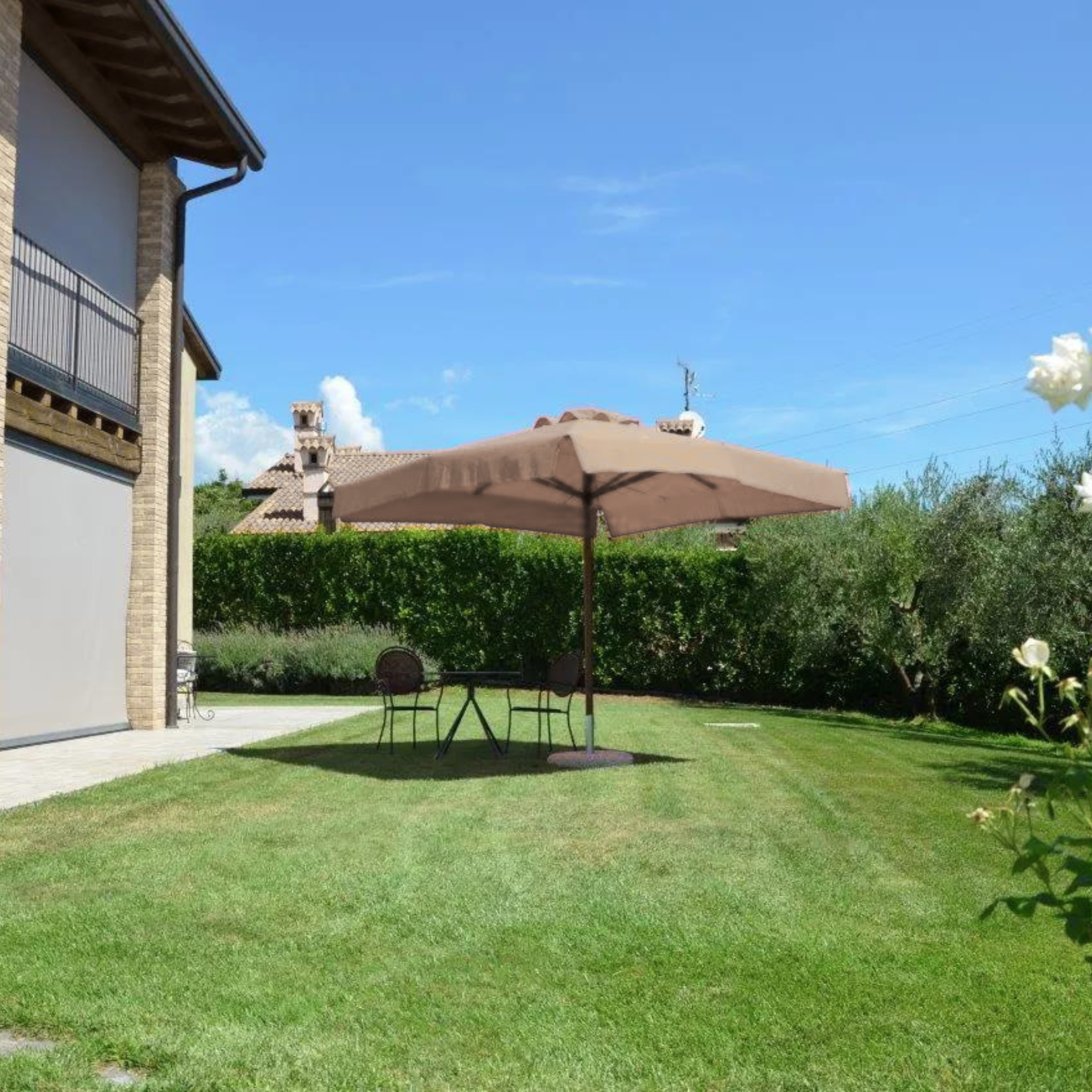 Modern "Corallo Glamour" umbrella with oak-effect central pole