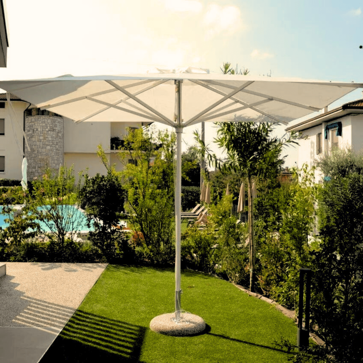 Ombrellone moderno "Corallo Classic" con palo centrale bianco - MondoViro