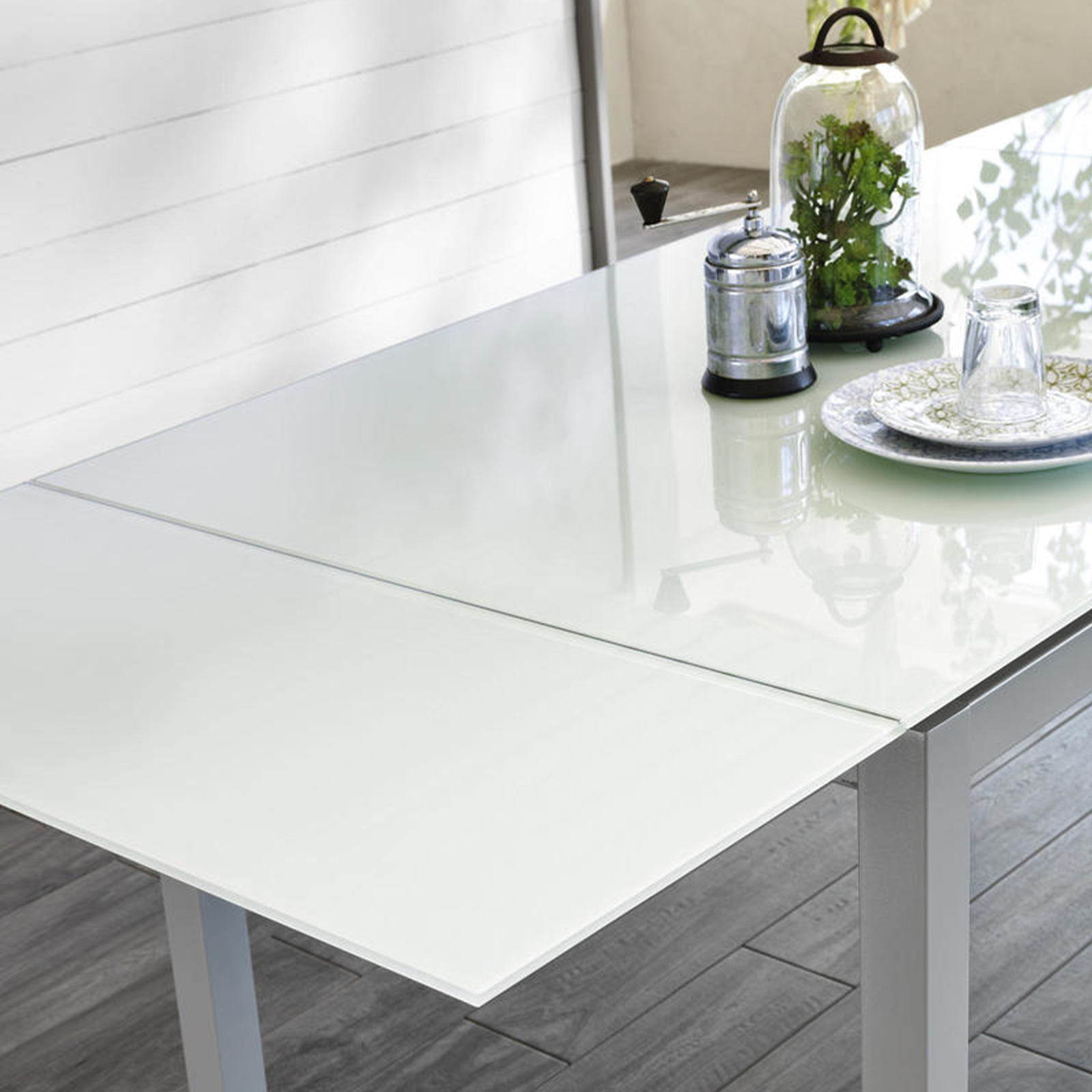 Extendable "Bali" table with tempered glass top and metal legs