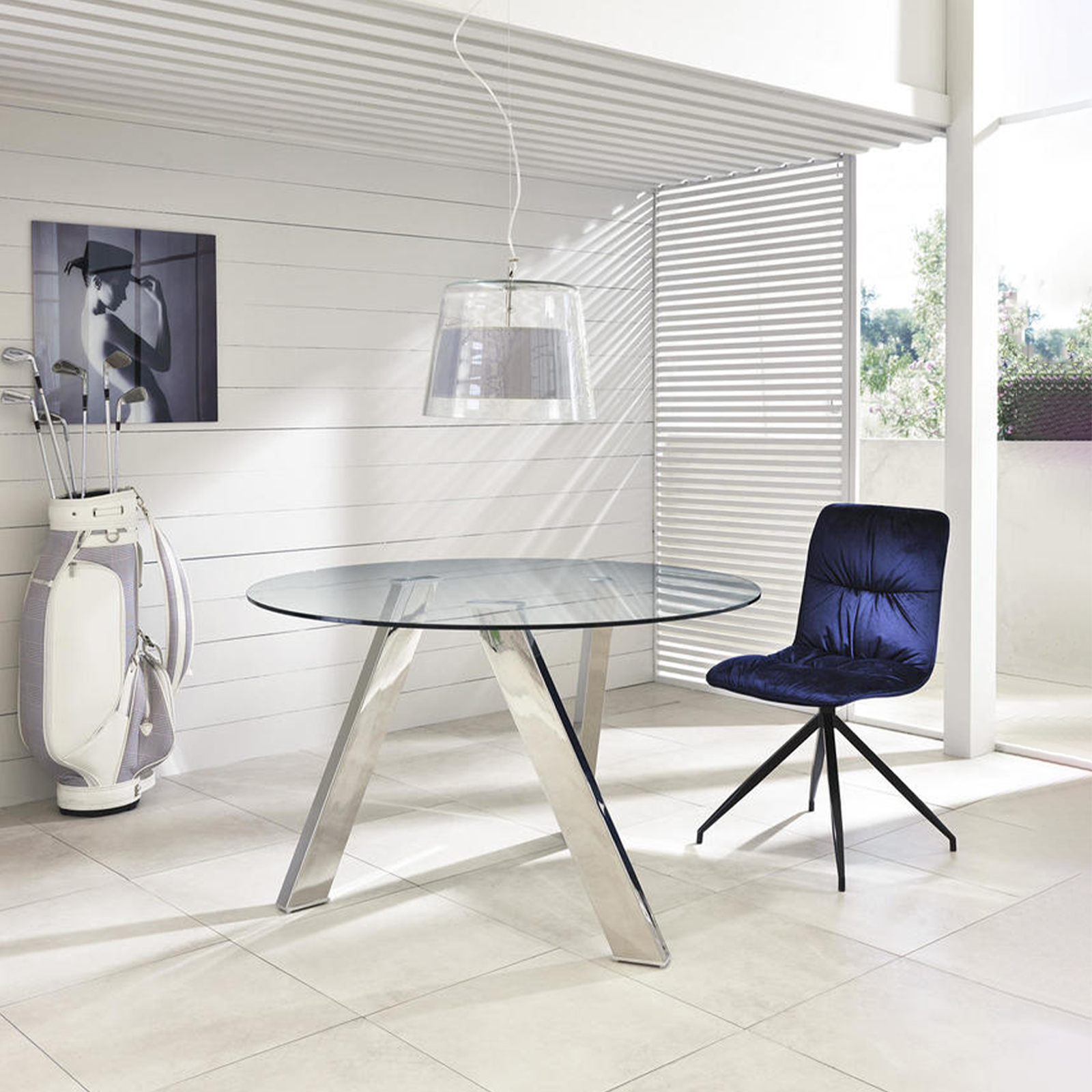 "Idahol" modern round dining table in tempered glass, 120x120 cm, 75 cm high.