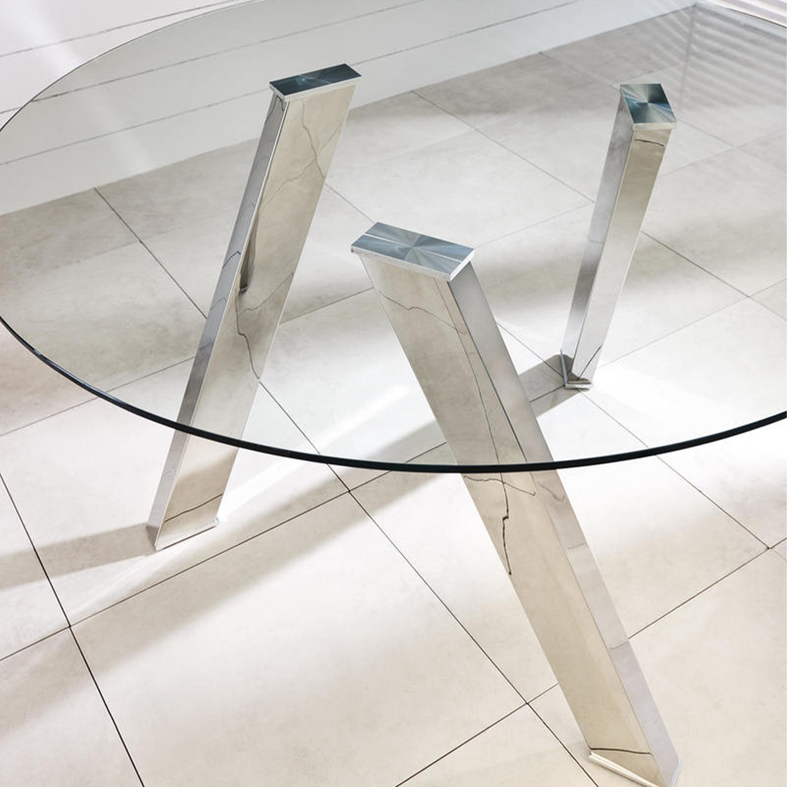 "Idahol" modern round dining table in tempered glass, 120x120 cm, 75 cm high.