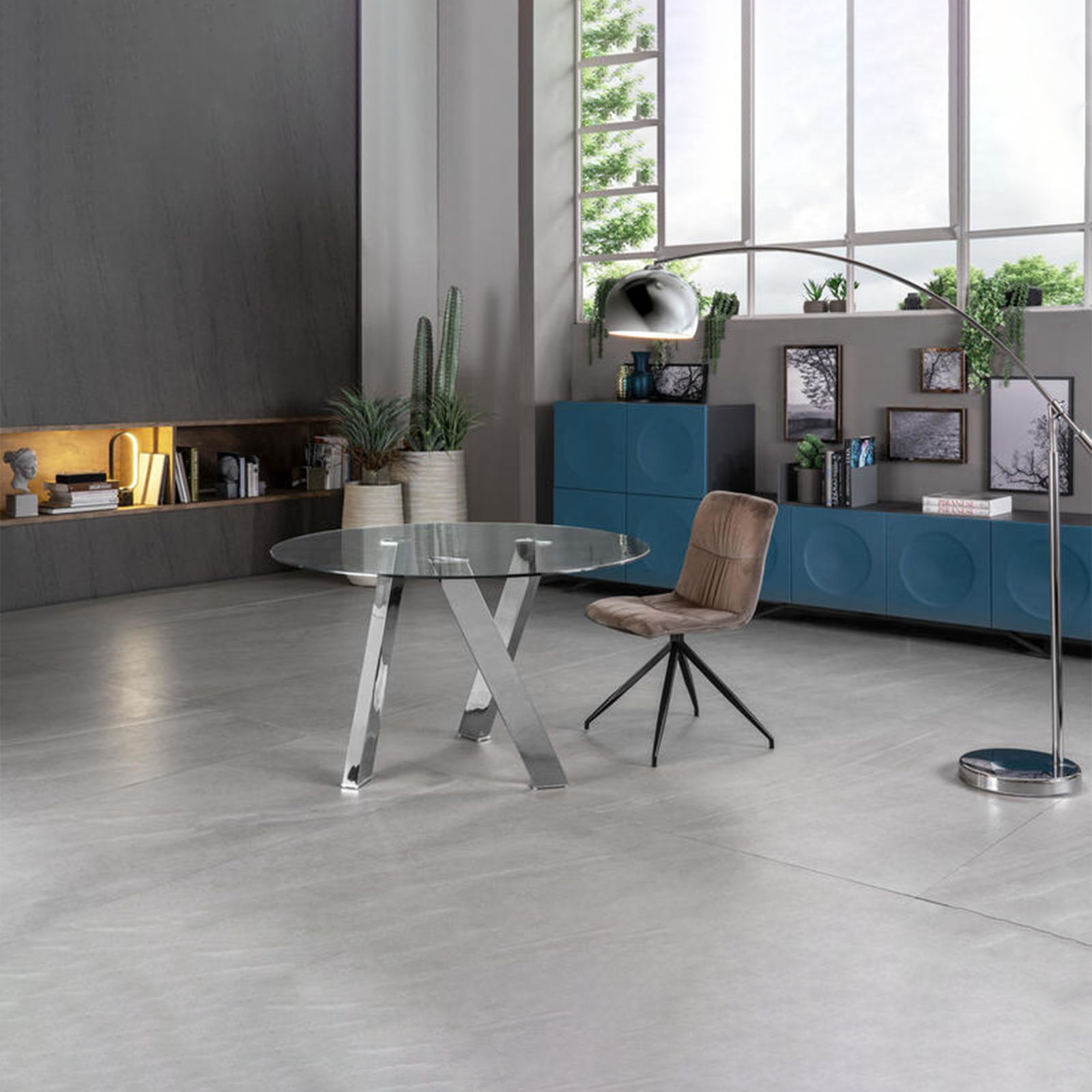 "Idahol" modern round dining table in tempered glass, 120x120 cm, 75 cm high.