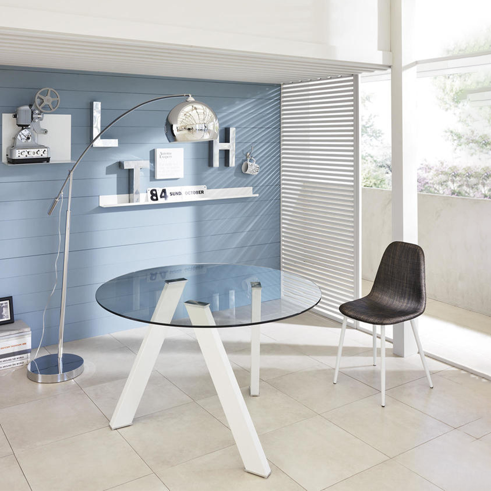 "Idahol" modern round dining table in tempered glass, 120x120 cm, 75 cm high.