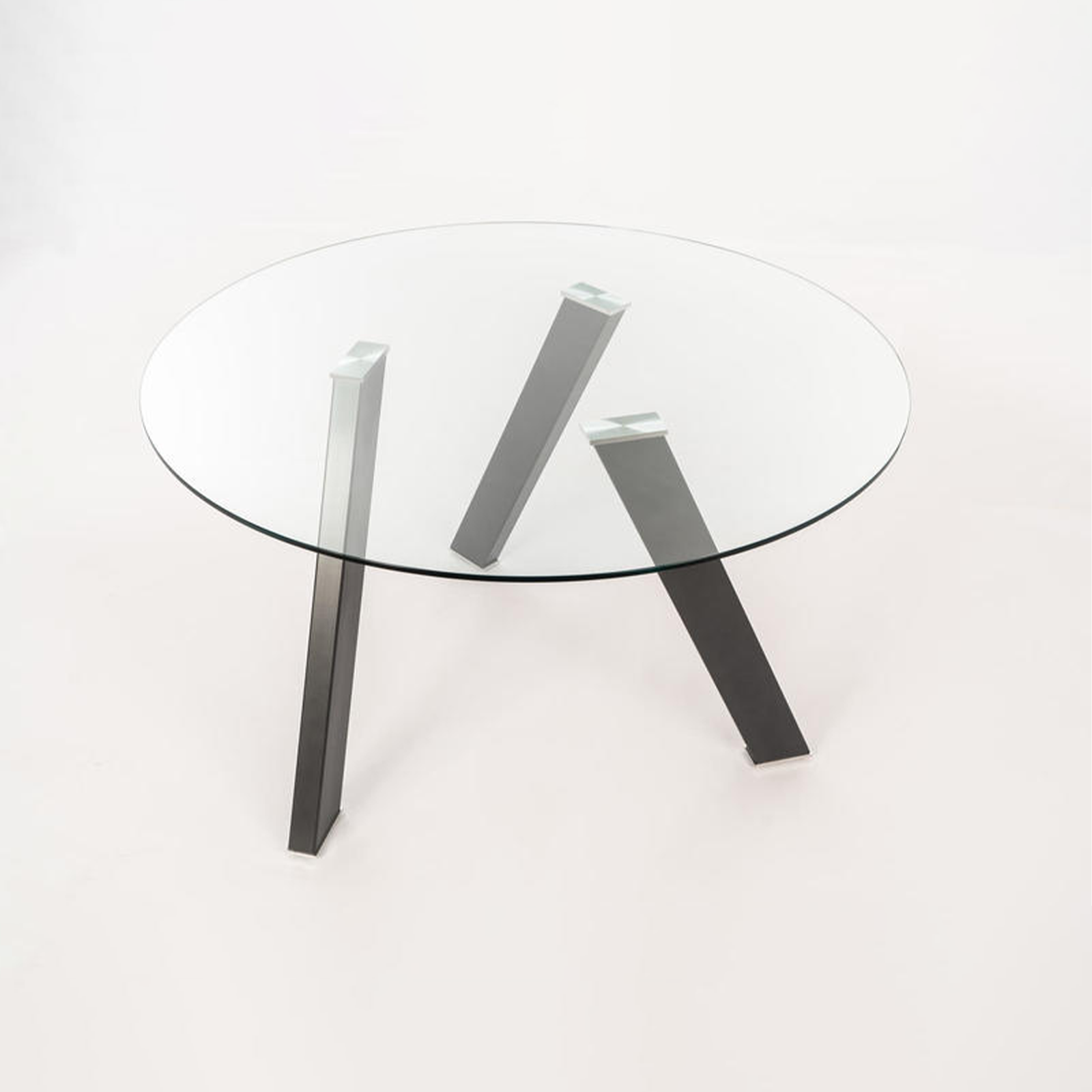 "Idahol" modern round dining table in tempered glass, 120x120 cm, 75 cm high.