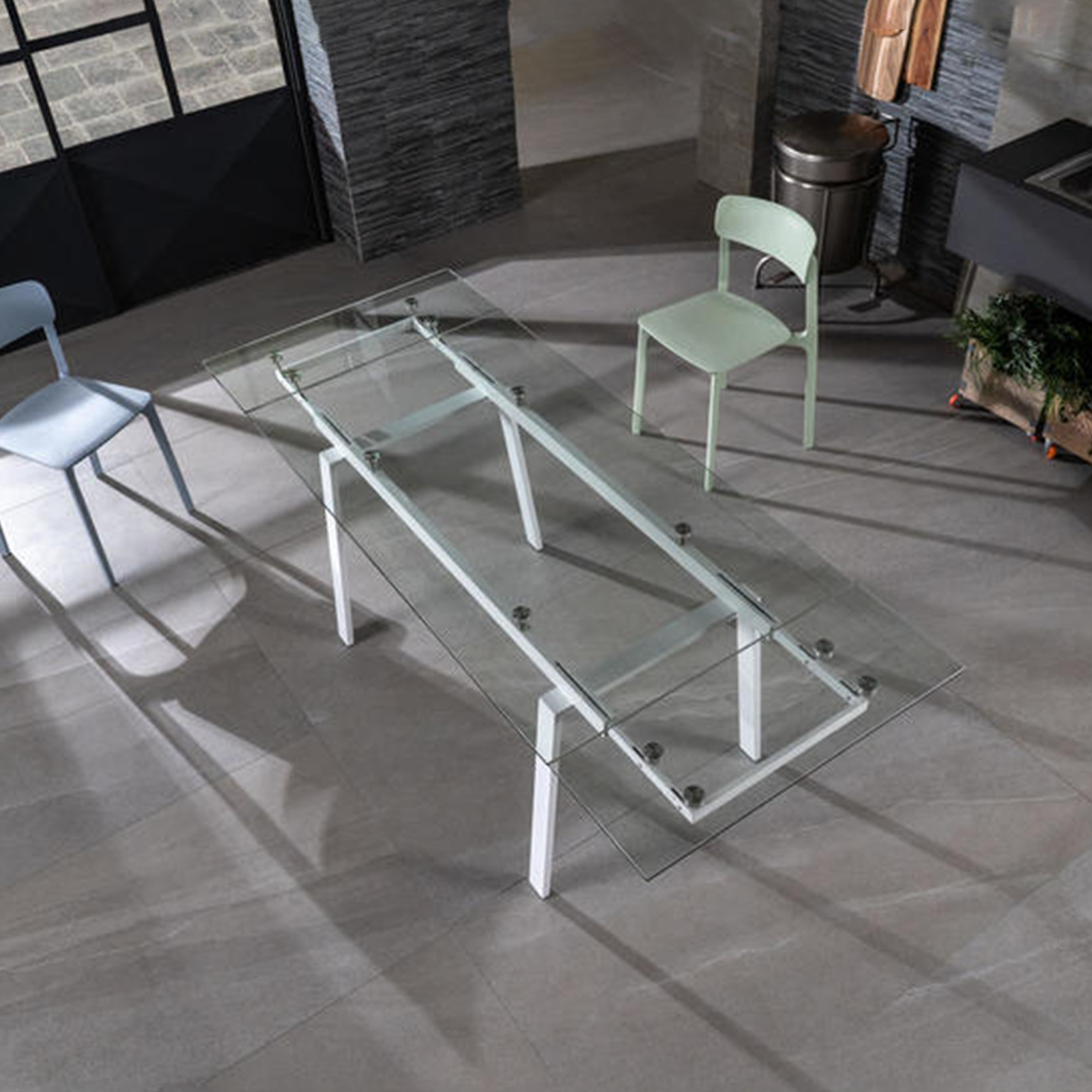 Extendable tempered glass table "Nathan" with metal legs, 140/200x80 cm, 76 cm high.
