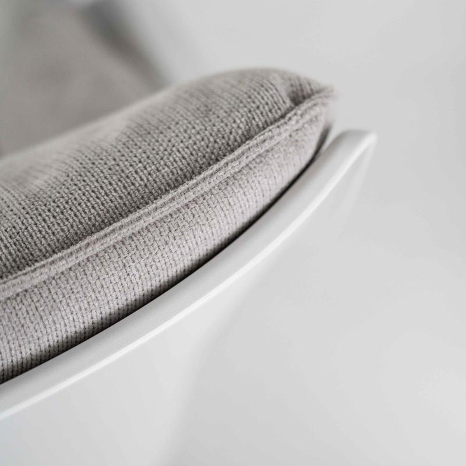 "Audrey" modern upholstered armchair in fabric with metal legs, 74x85 cm, 86 cm high.