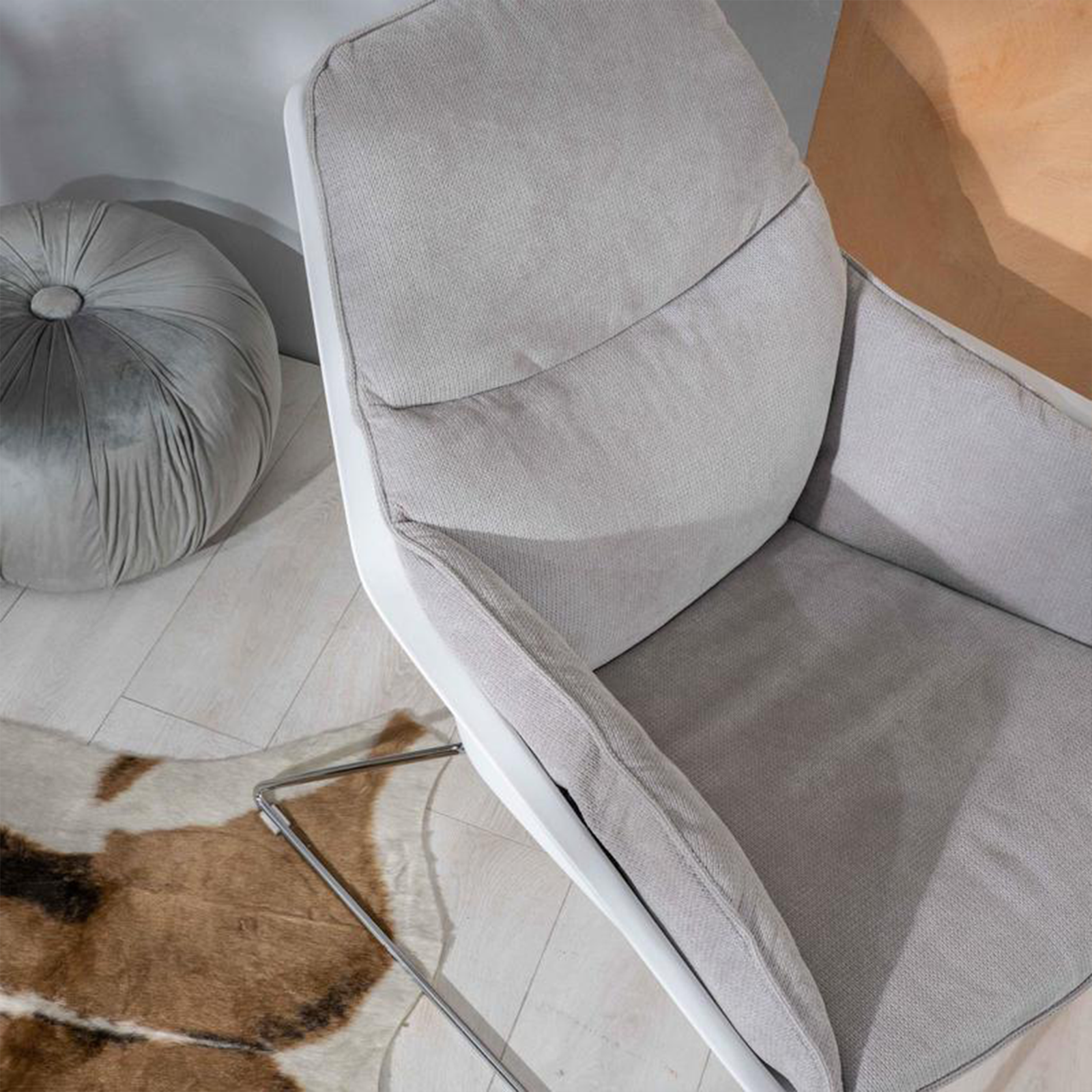 "Audrey" modern upholstered armchair in fabric with metal legs, 74x85 cm, 86 cm high.
