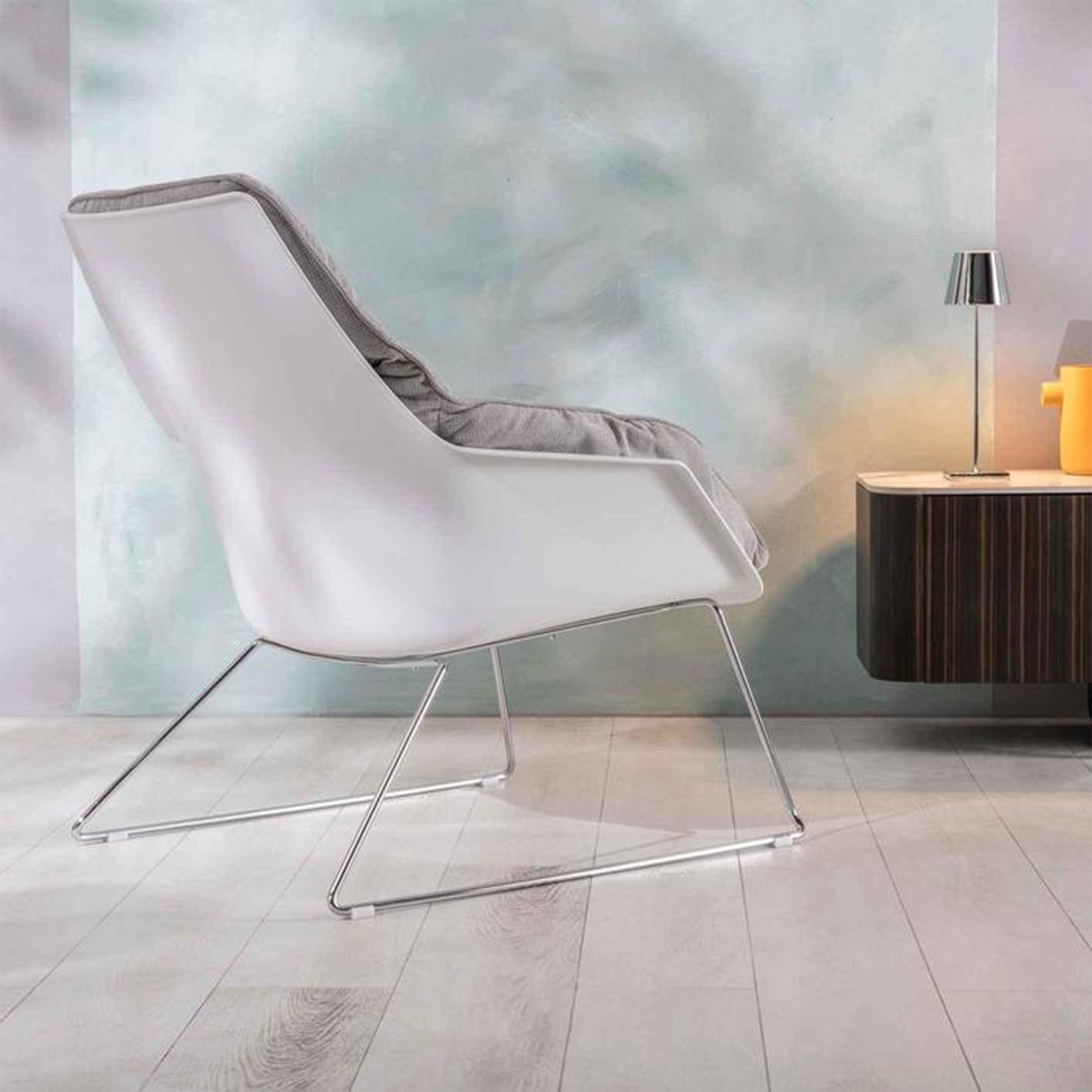 "Audrey" modern upholstered armchair in fabric with metal legs, 74x85 cm, 86 cm high.