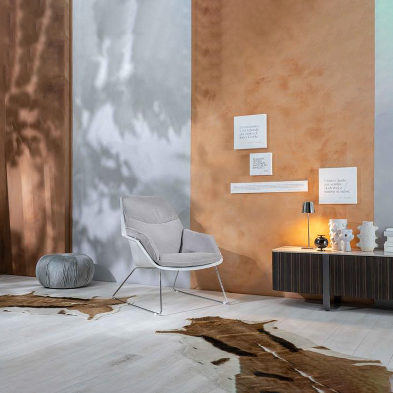 "Audrey" modern upholstered armchair in fabric with metal legs, 74x85 cm, 86 cm high.