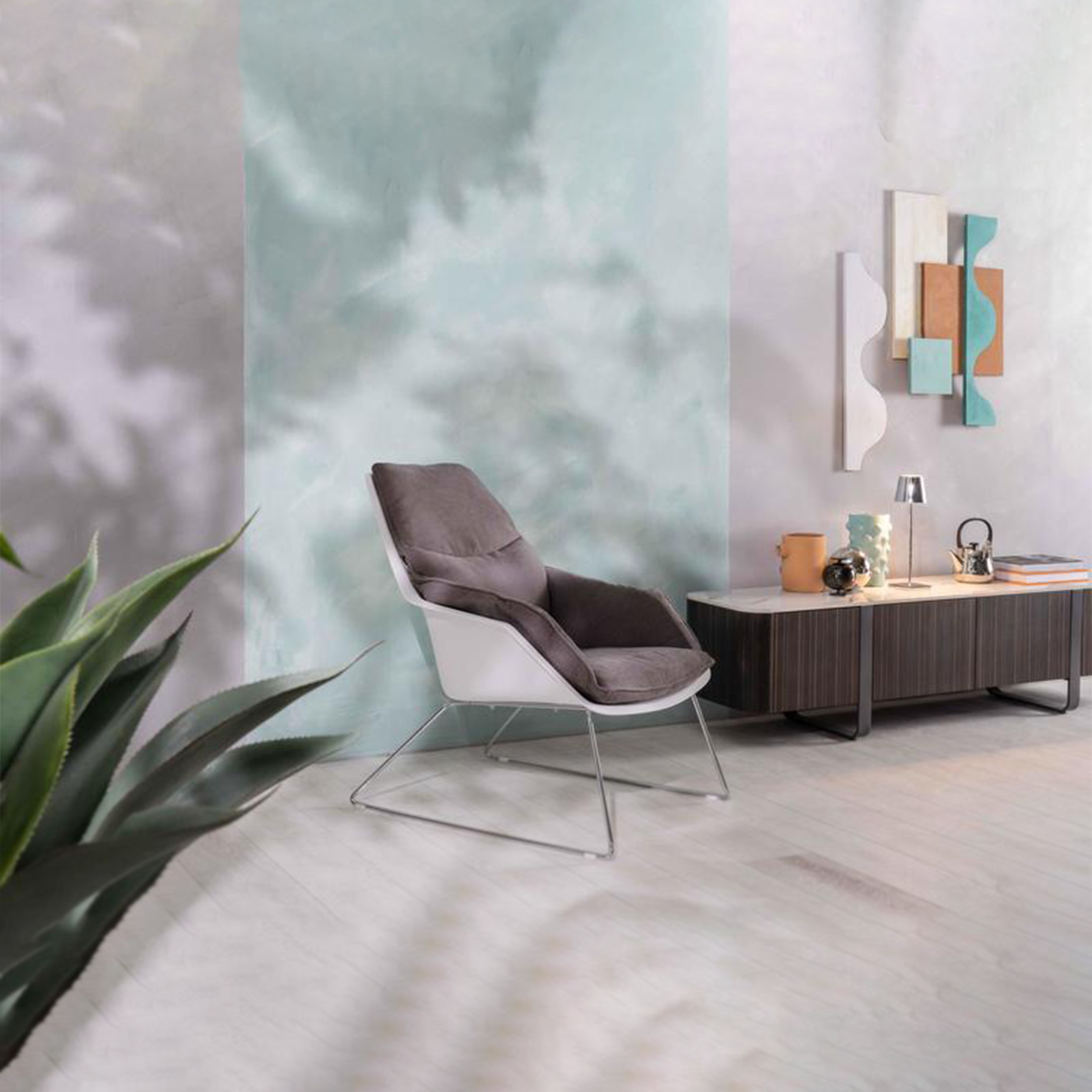 "Audrey" modern upholstered armchair in fabric with metal legs, 74x85 cm, 86 cm high.