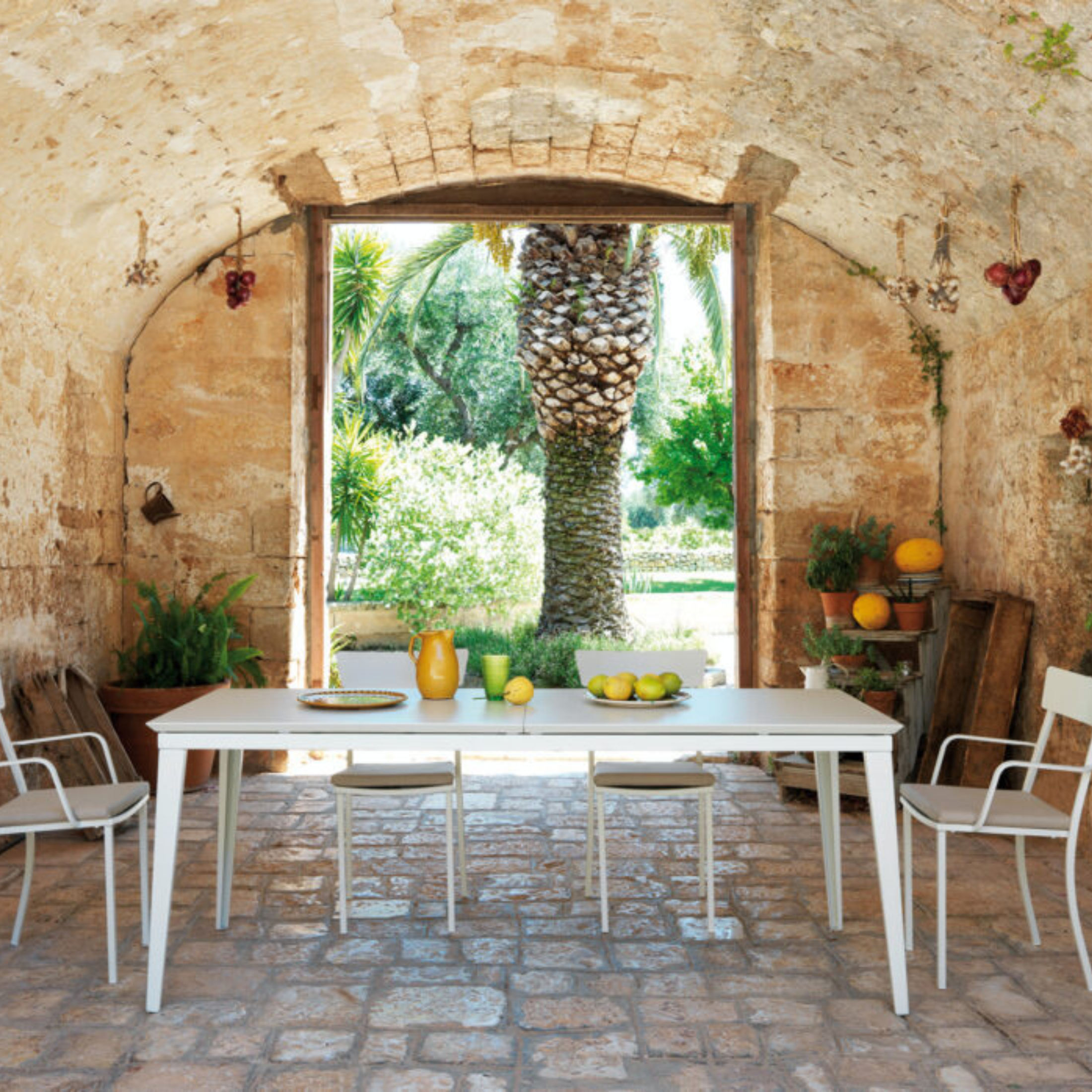 Set of modern stackable garden chairs in painted metal "Mogan" 47x52 cm 85h