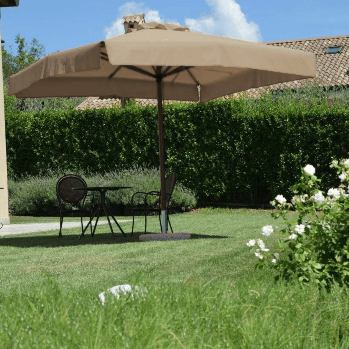 Ombrellone moderno "Corallo Glamour" con palo centrale effetto rovere - MondoViro