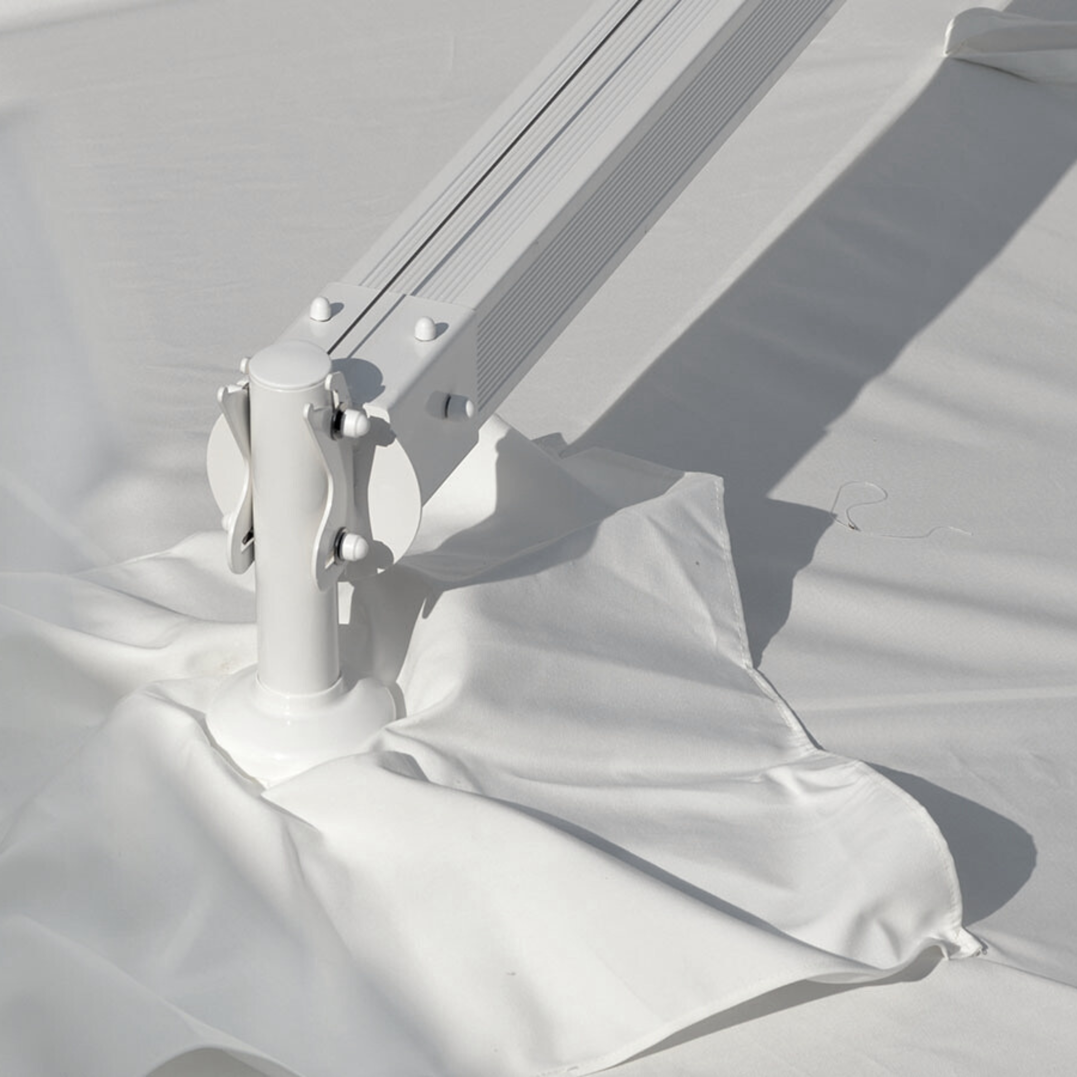 Modern "Deluxe Classic" fixed umbrella with rotating side pole