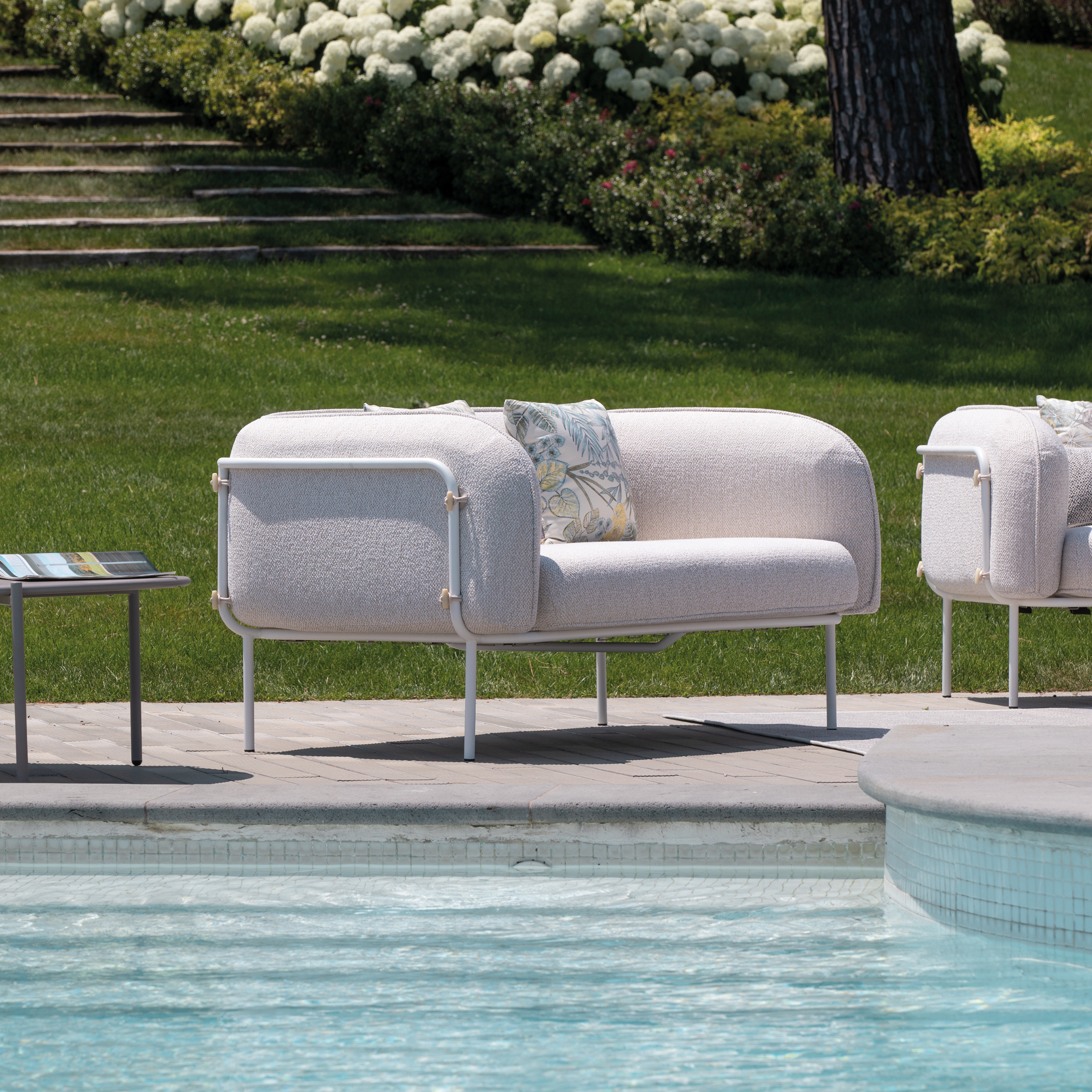 "Alamari" 2-seater outdoor sofa in padded fabric, metal frame, 170x87 cm, 74h