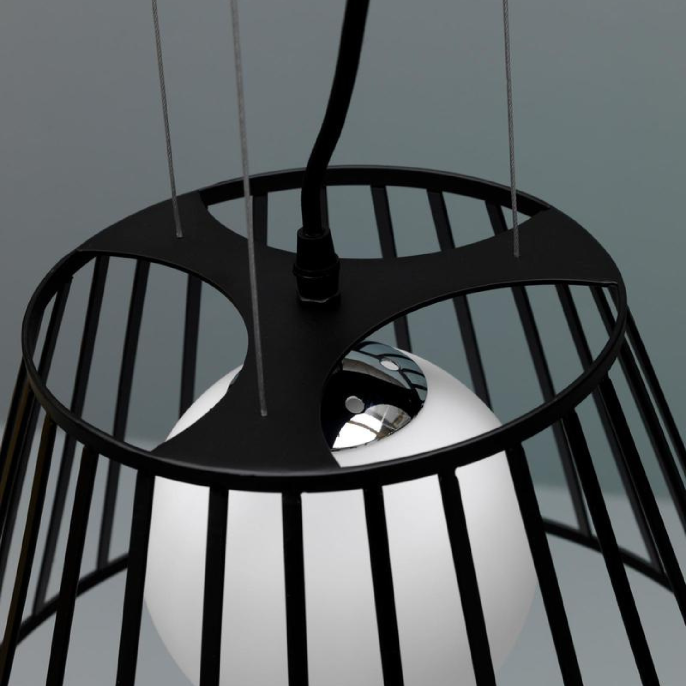 "Antares" black metal pendant lamp with adjustable cable, 35x35 cm, 120 cm high.